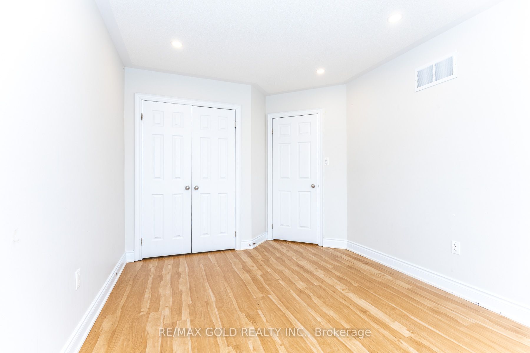 943 Transom Crescent Property Photo 41