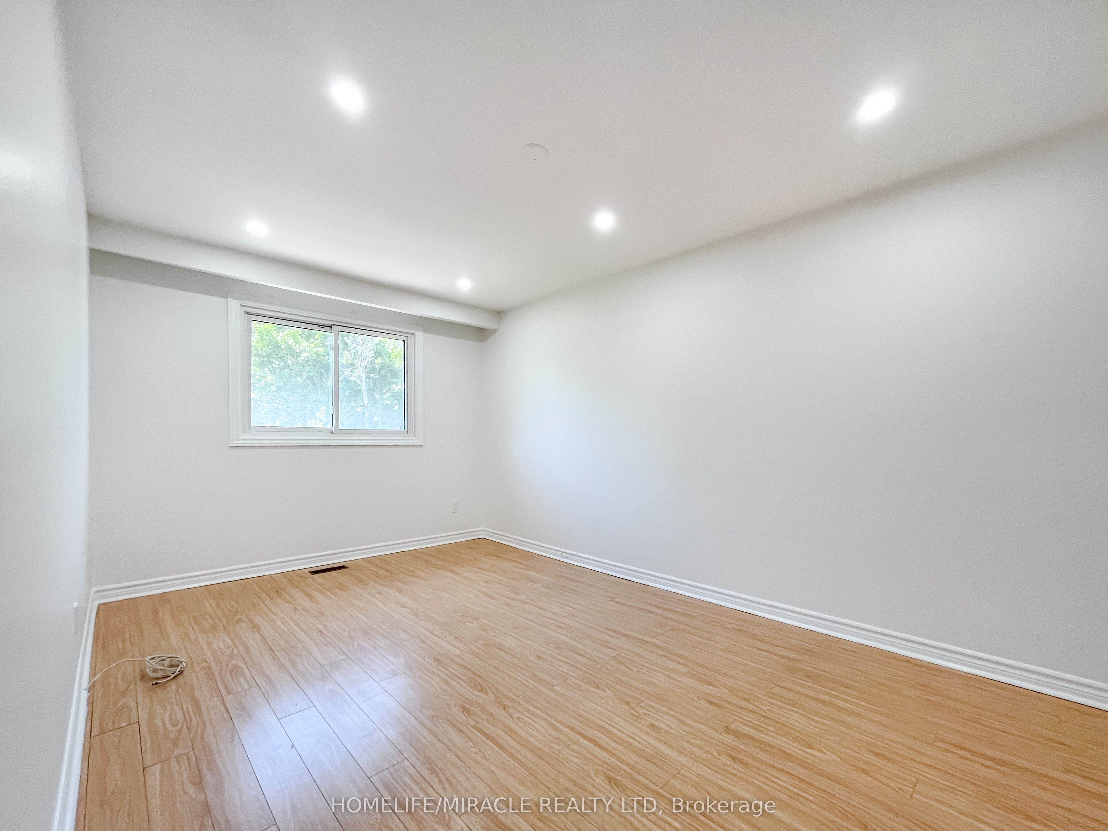 3485 Oakglade Crescent Property Photo 11