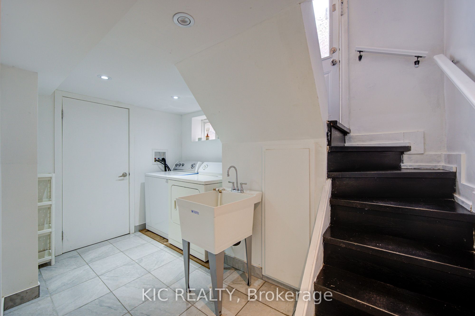 35 Montcalm Avenue Property Photo 19
