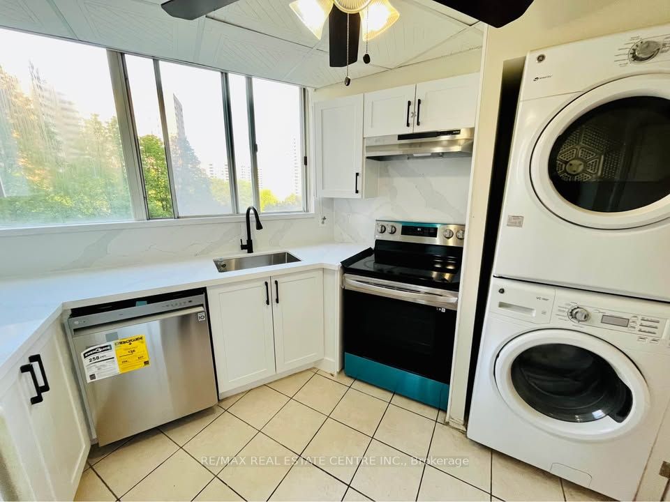 3700 Kaneff Crescent 501 Property Photo 4