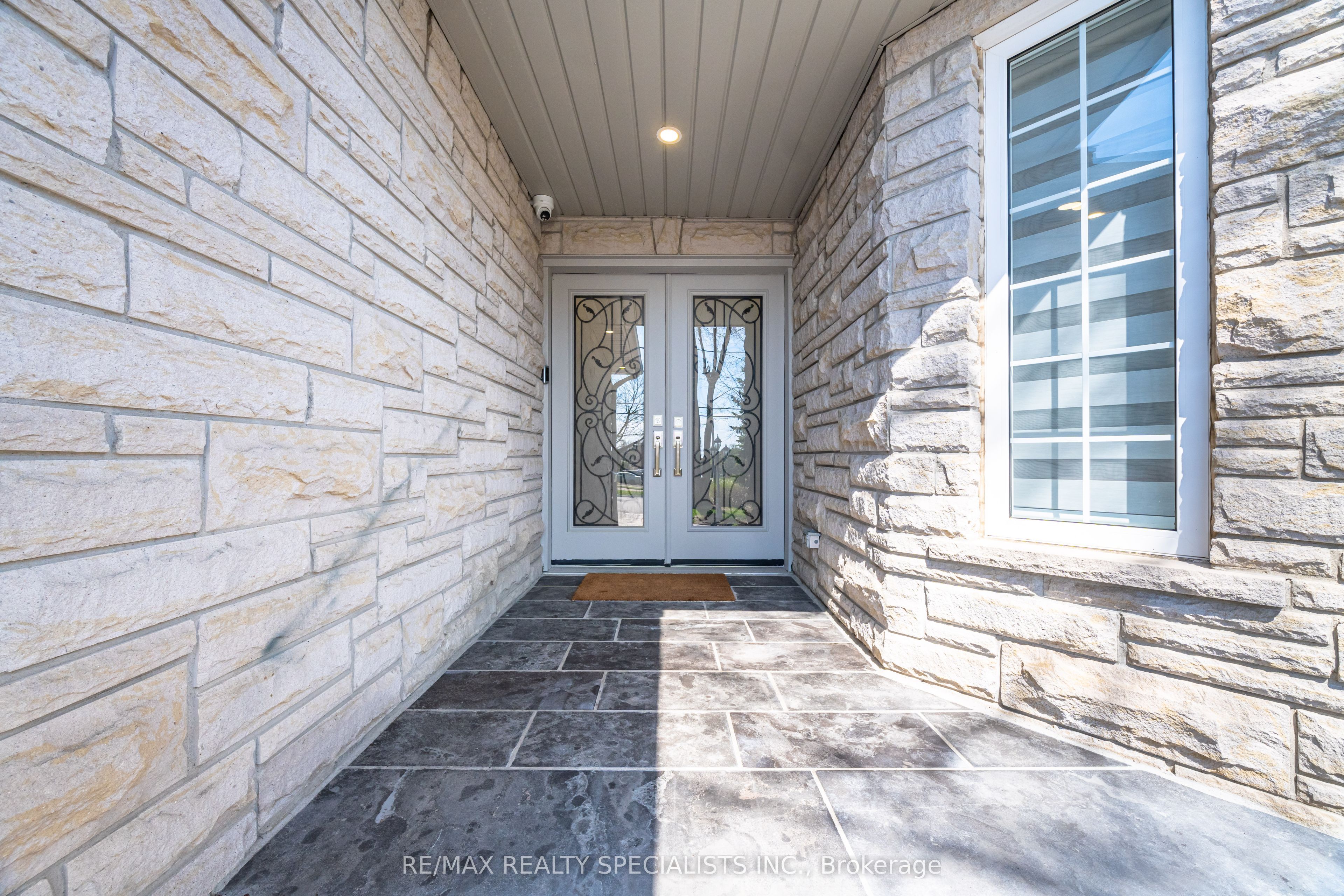 57 Fairview Road W Property Photo 3