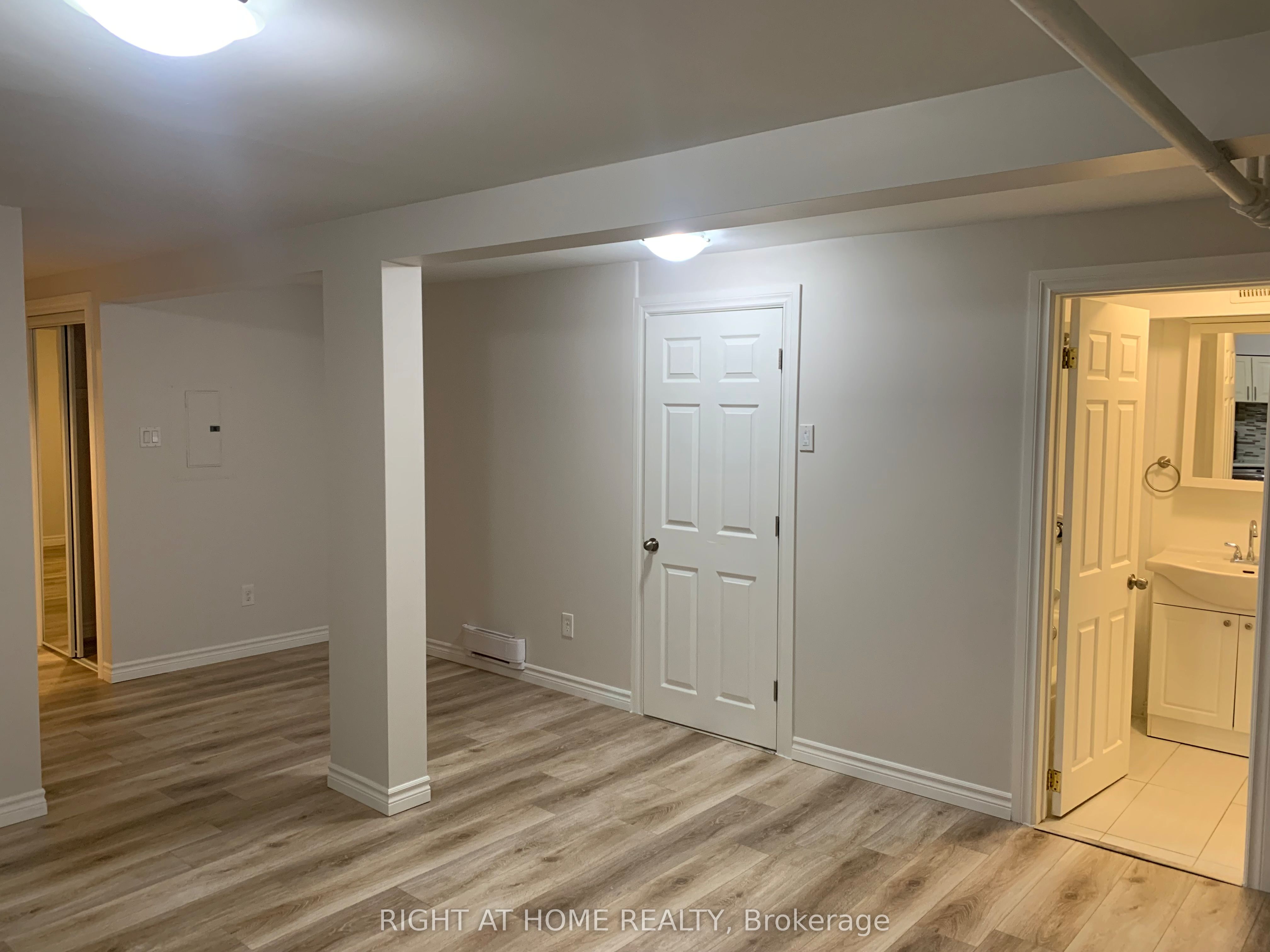 701 The Queensway Avenue Property Photo 6