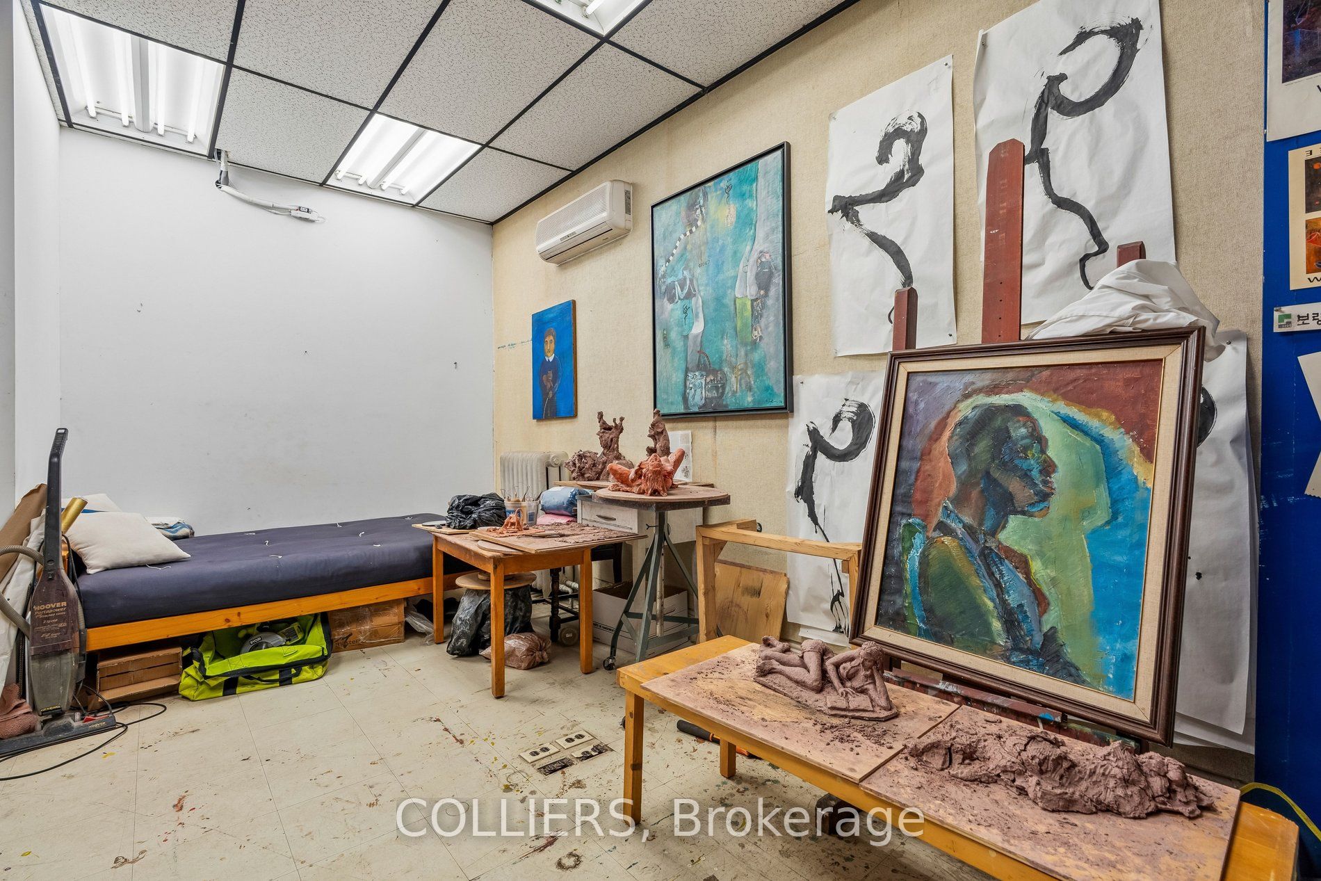 1594 Queen Street W Property Photo 8