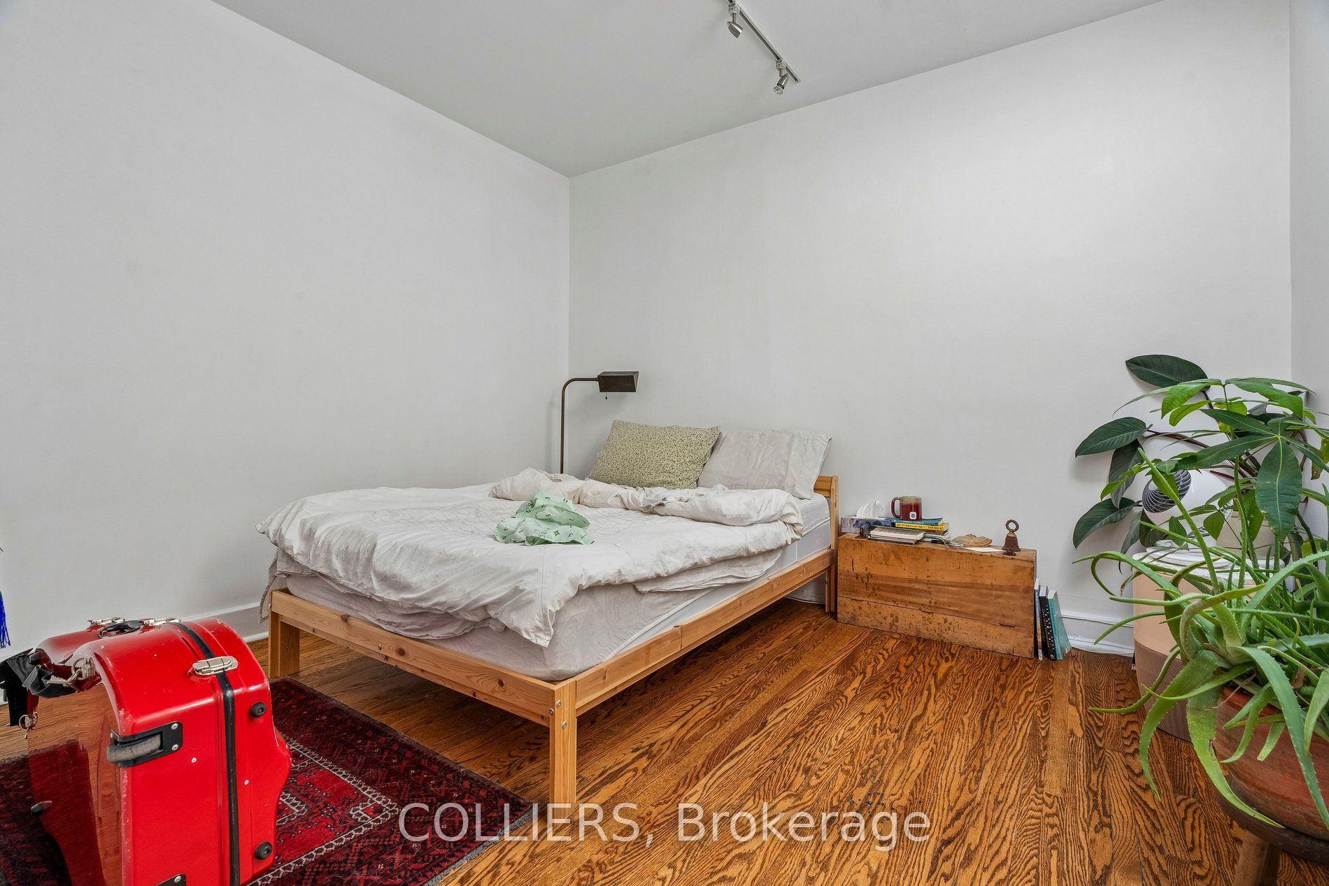 1594 Queen Street W Property Photo 12