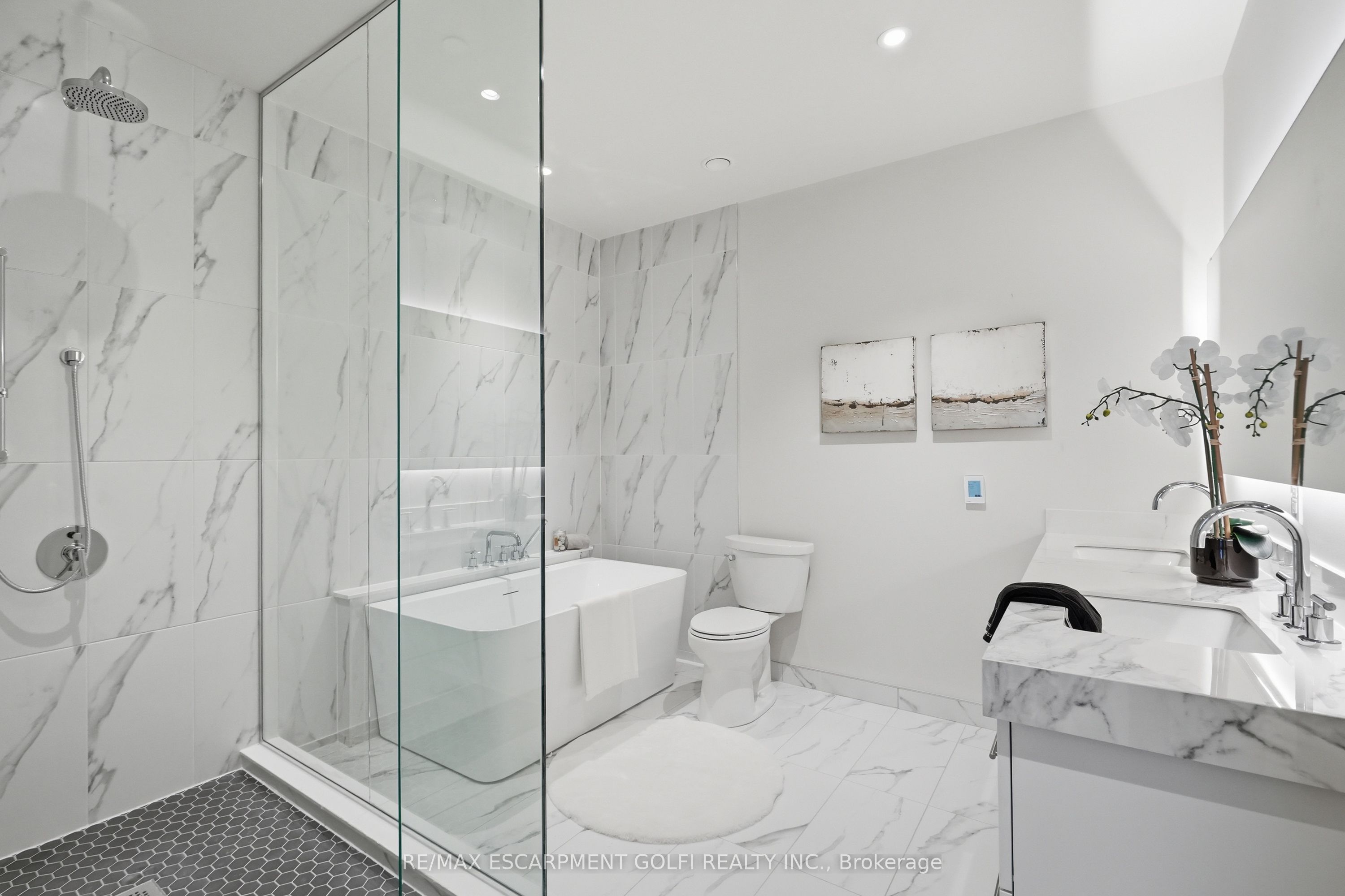 123 Maurice Drive 409 Property Photo 17