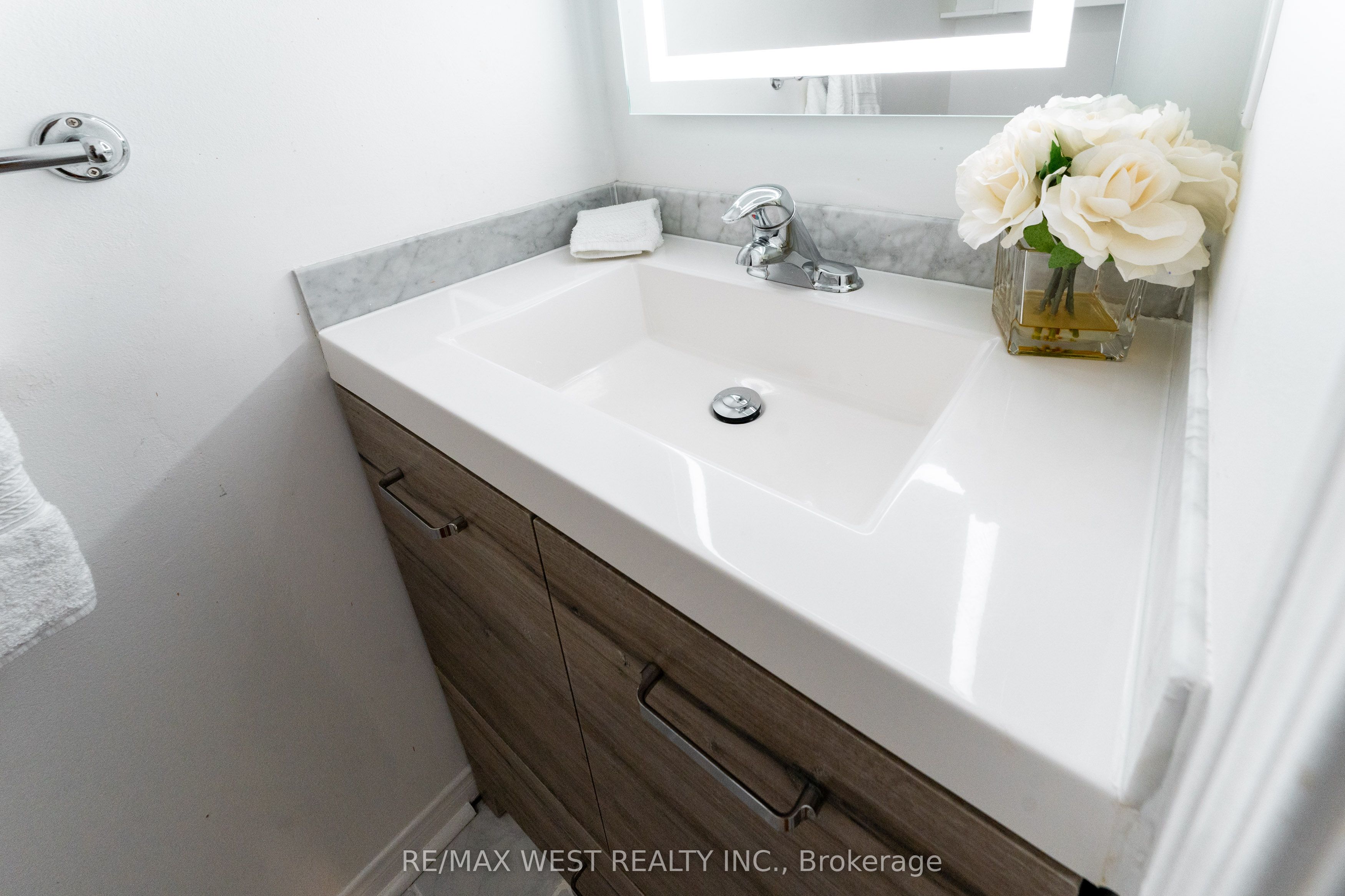 28 Shining Star Crescent Property Photo 12