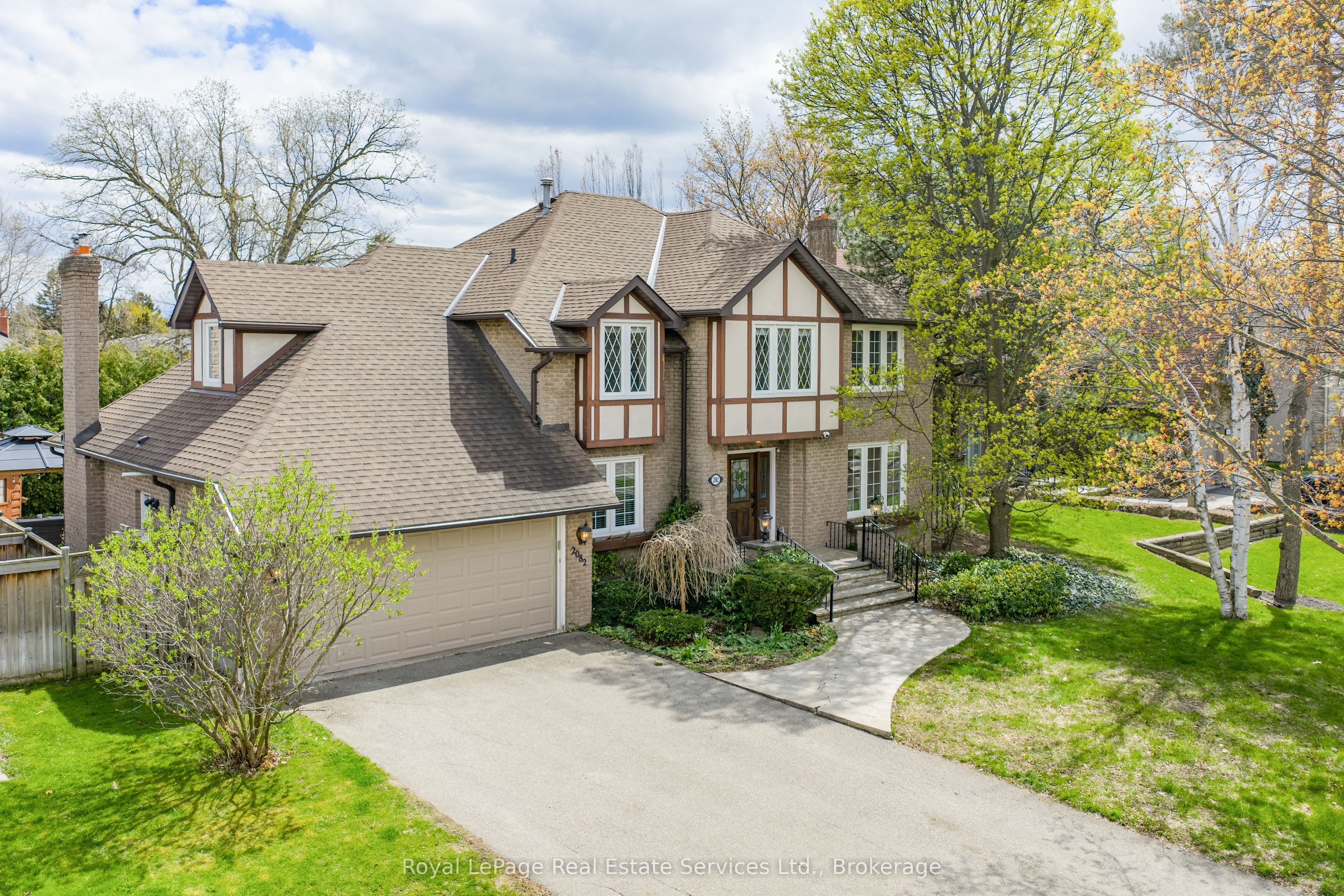 2082 Mississauga Road Property Photo 2