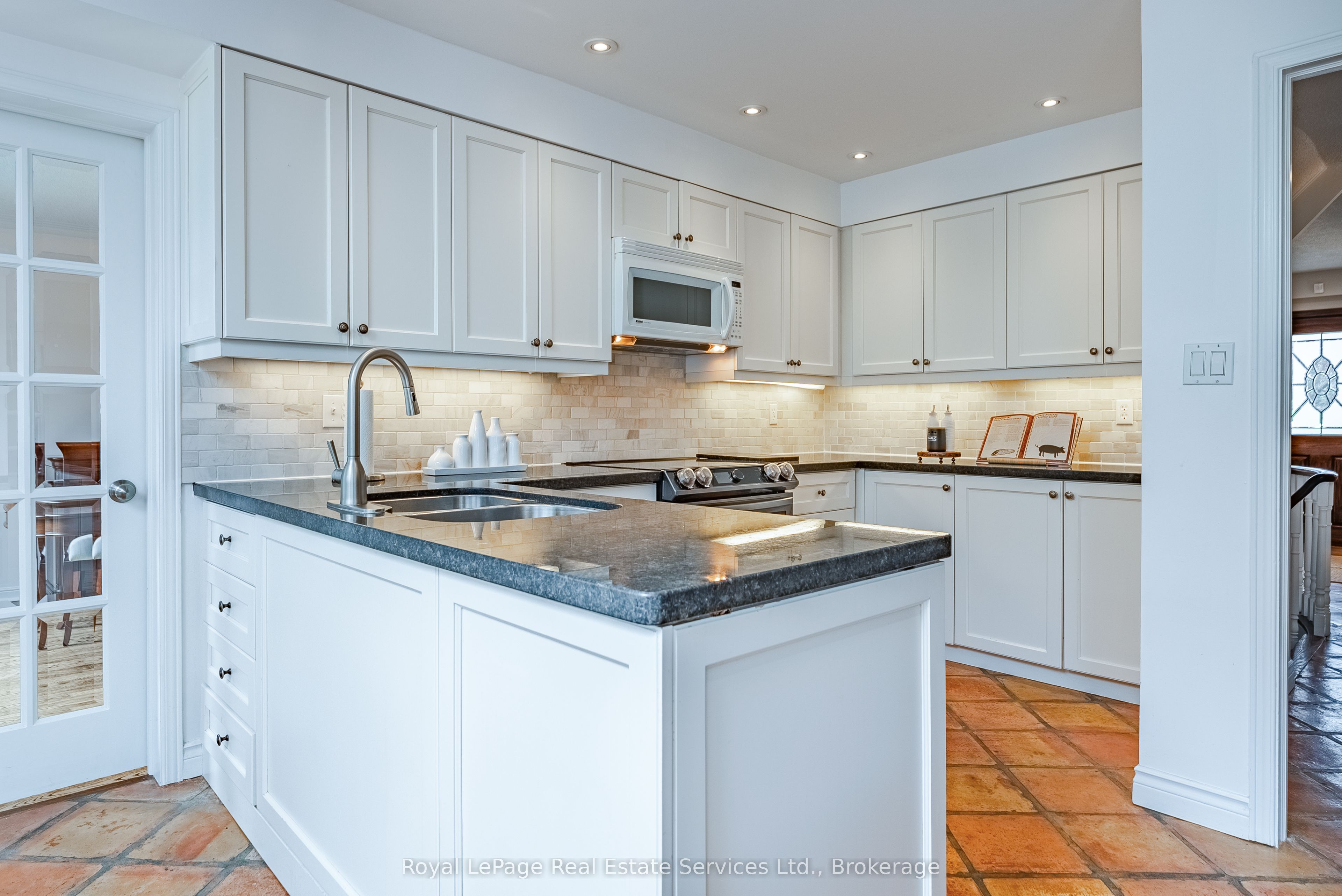 2082 Mississauga Road Property Photo 16