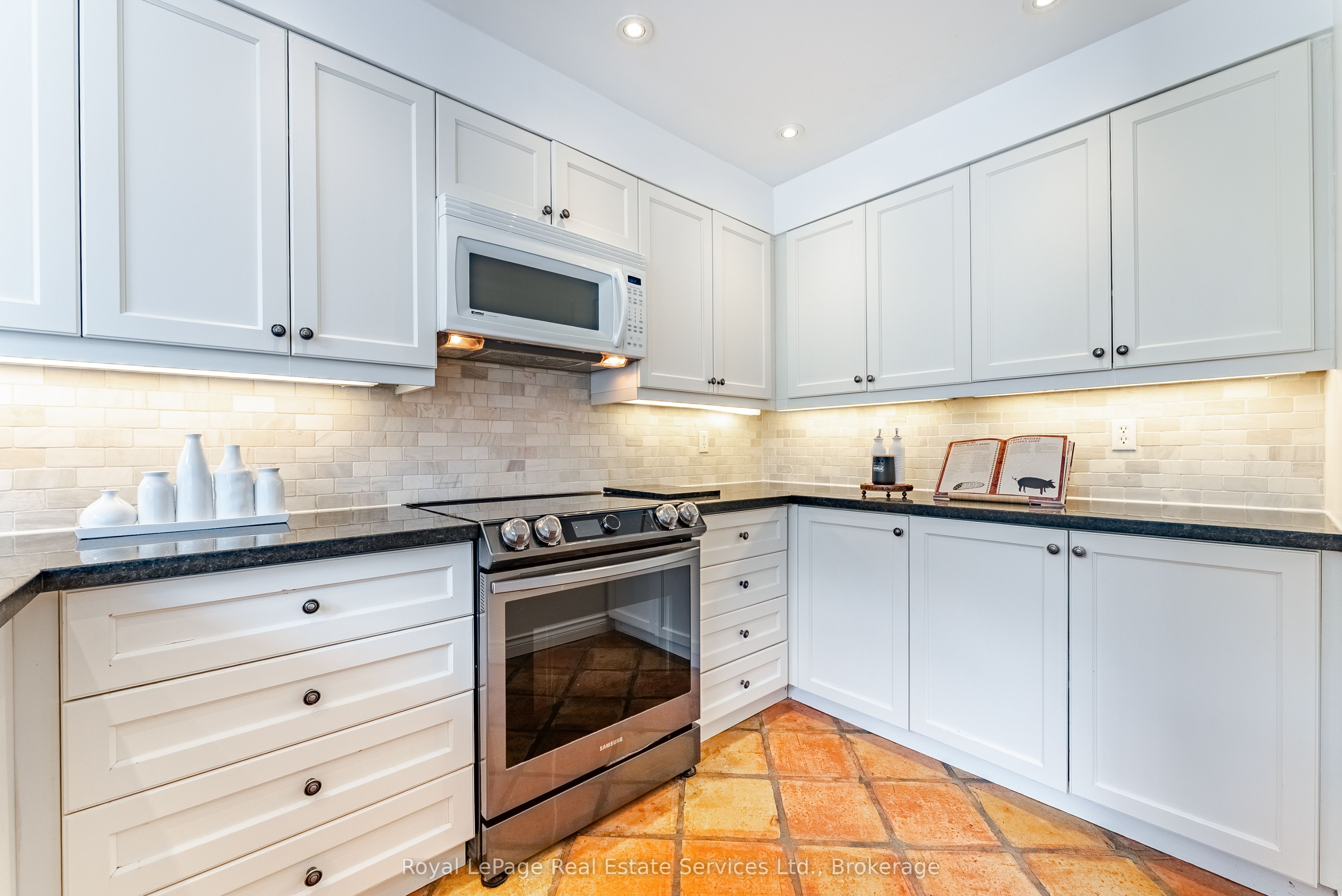 2082 Mississauga Road Property Photo 17