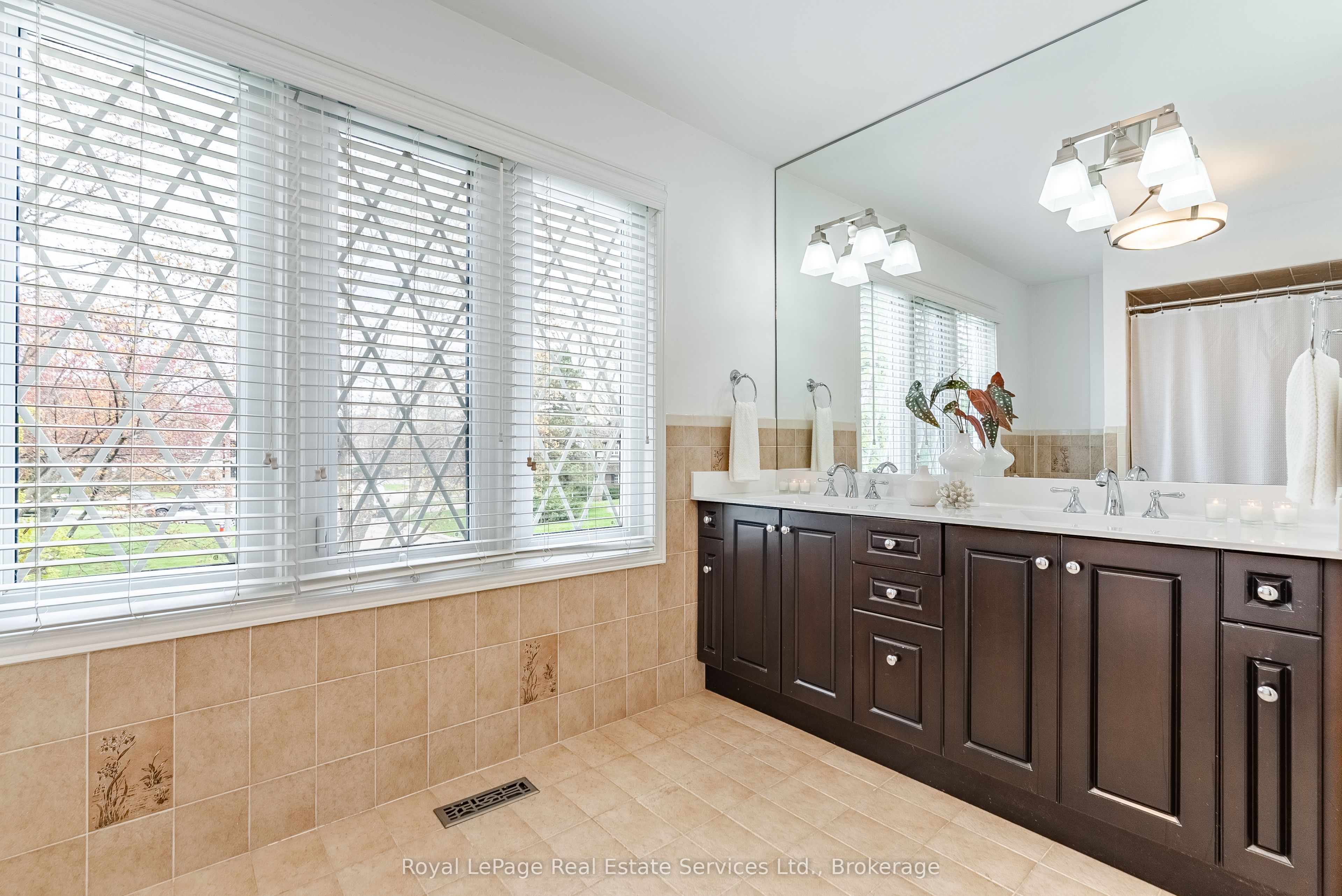 2082 Mississauga Road Property Photo 35