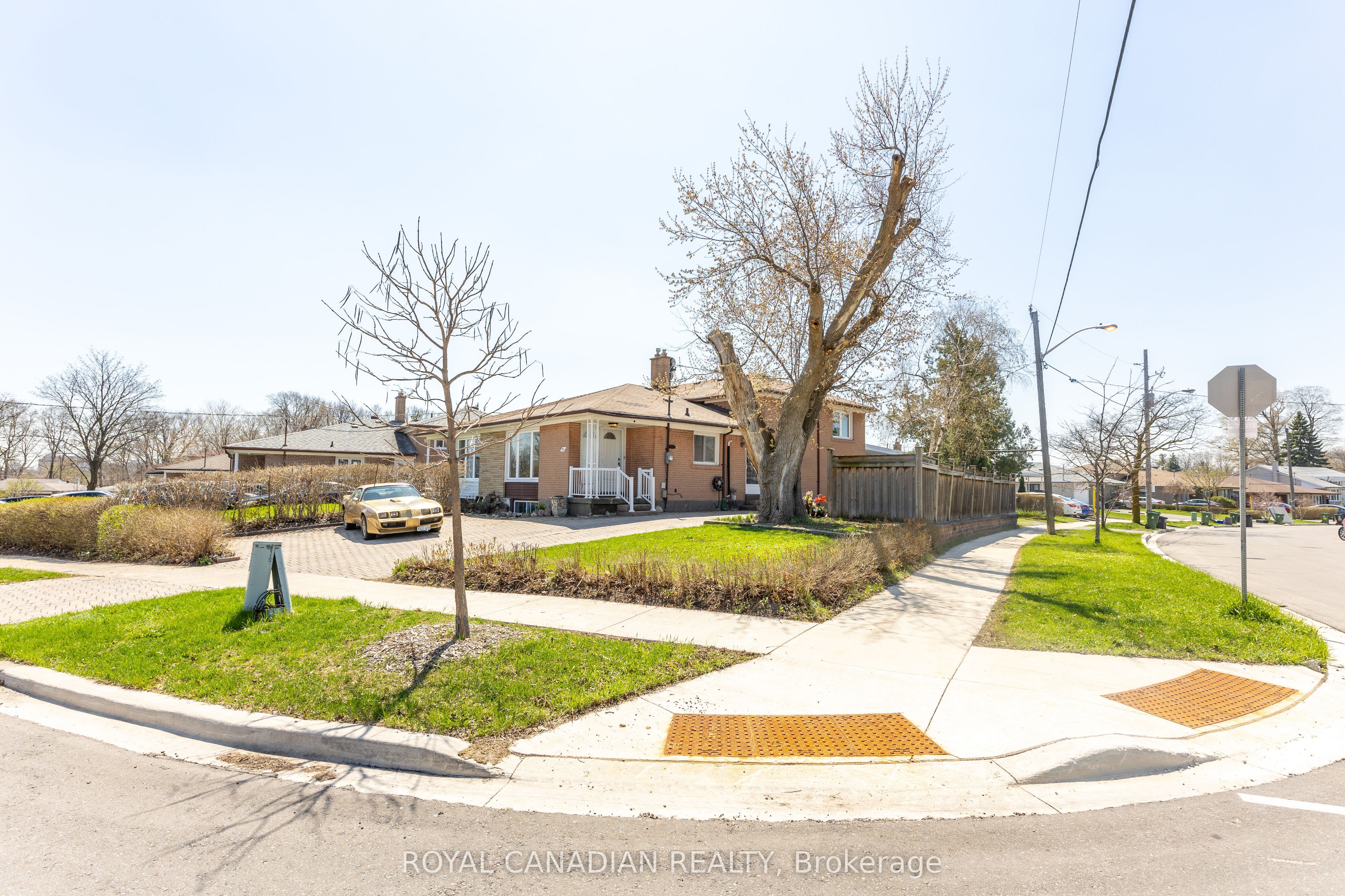 16 Gambello Crescent Property Photo 2