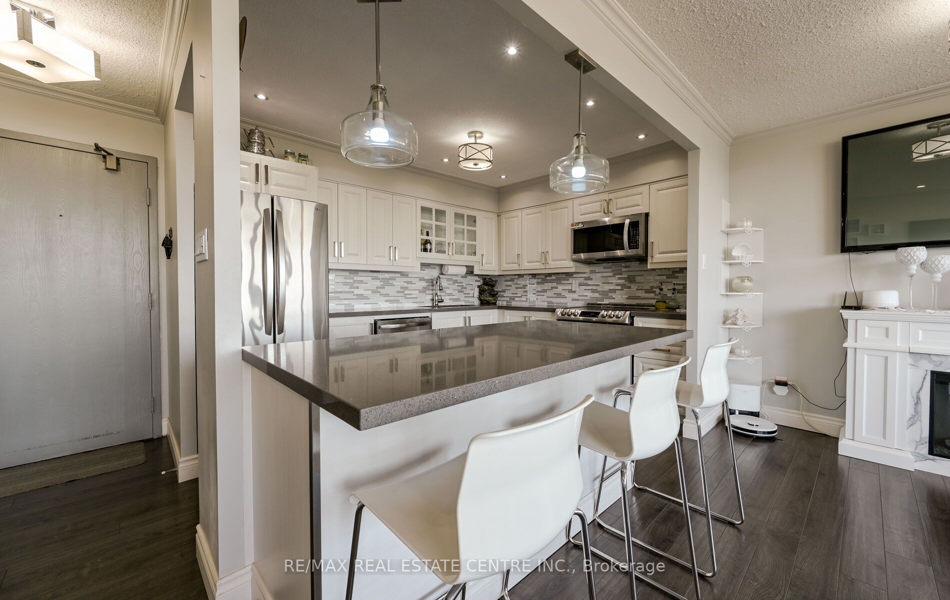 200 Robert Speck Parkway 2006 Property Photo 15