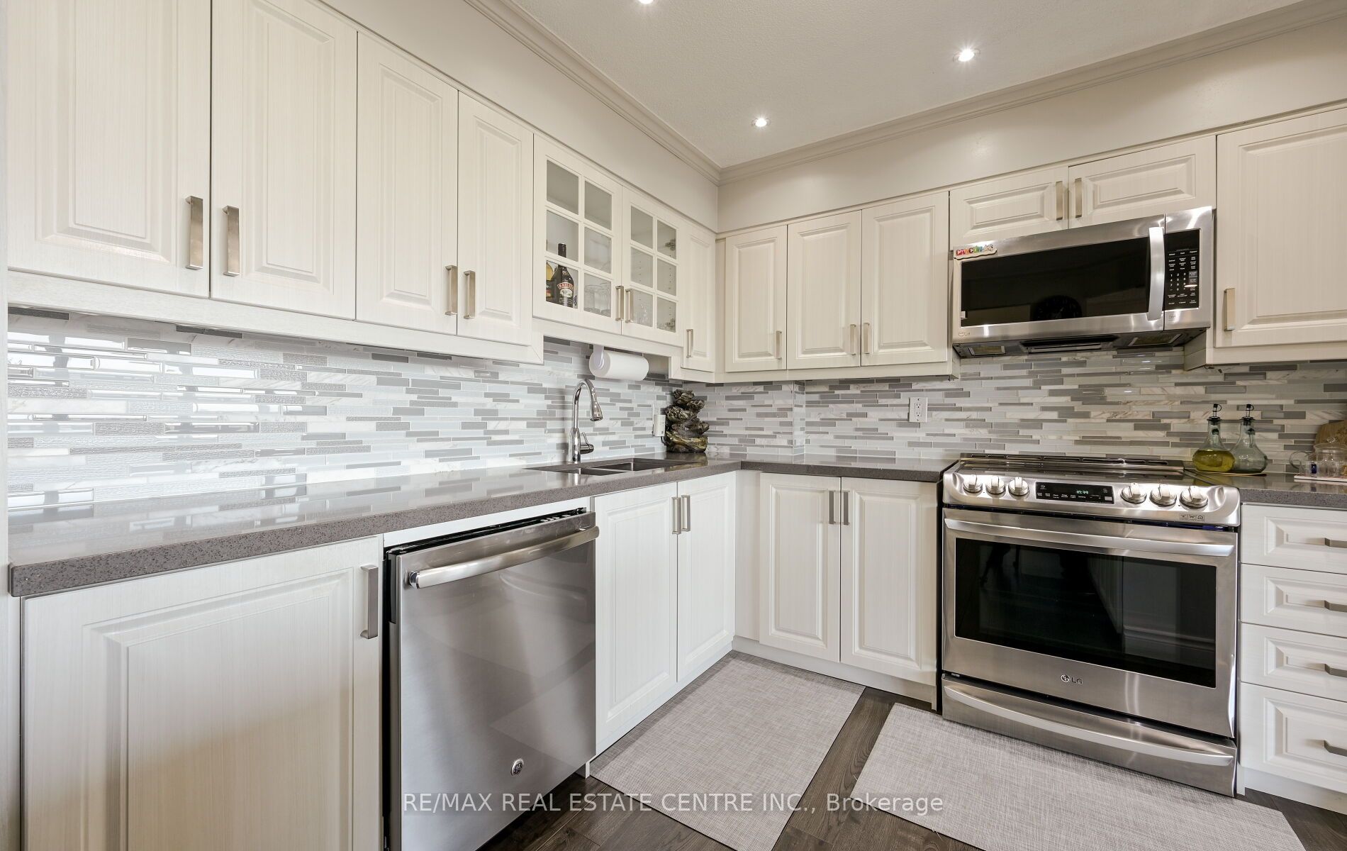 200 Robert Speck Parkway 2006 Property Photo 19