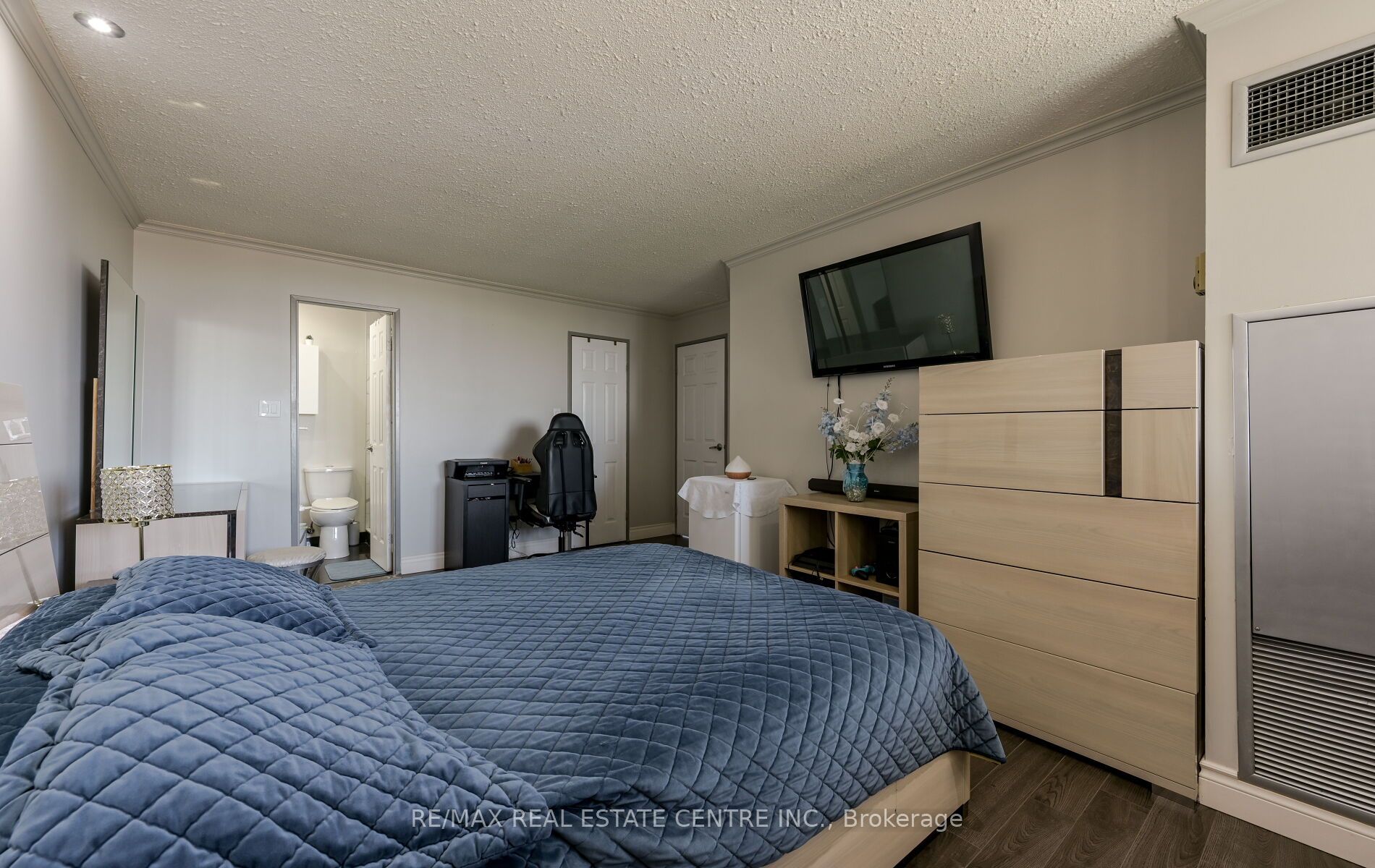 200 Robert Speck Parkway 2006 Property Photo 22
