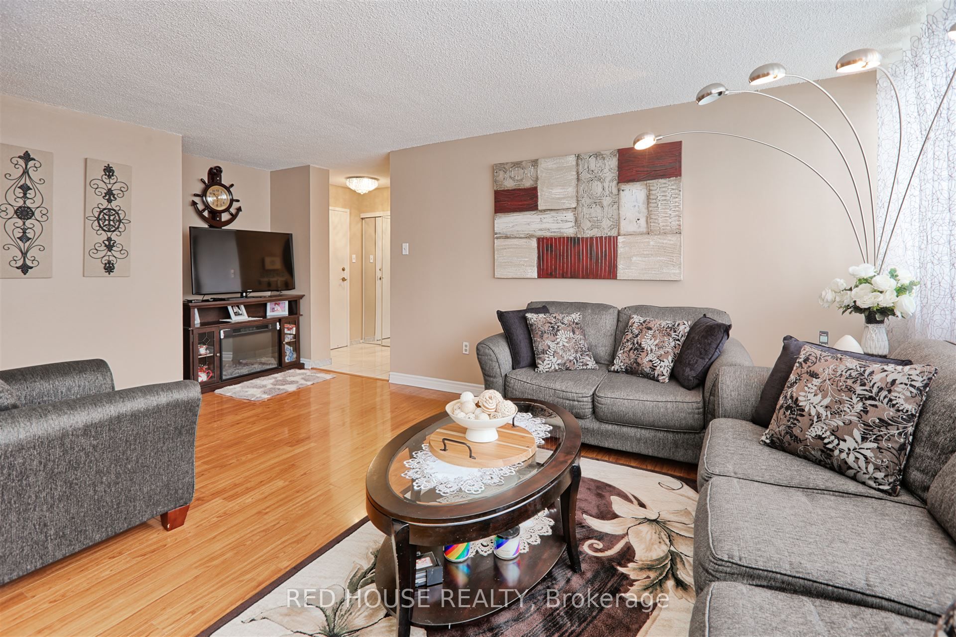 3590 Kaneff Crescent 705 Property Photo 6