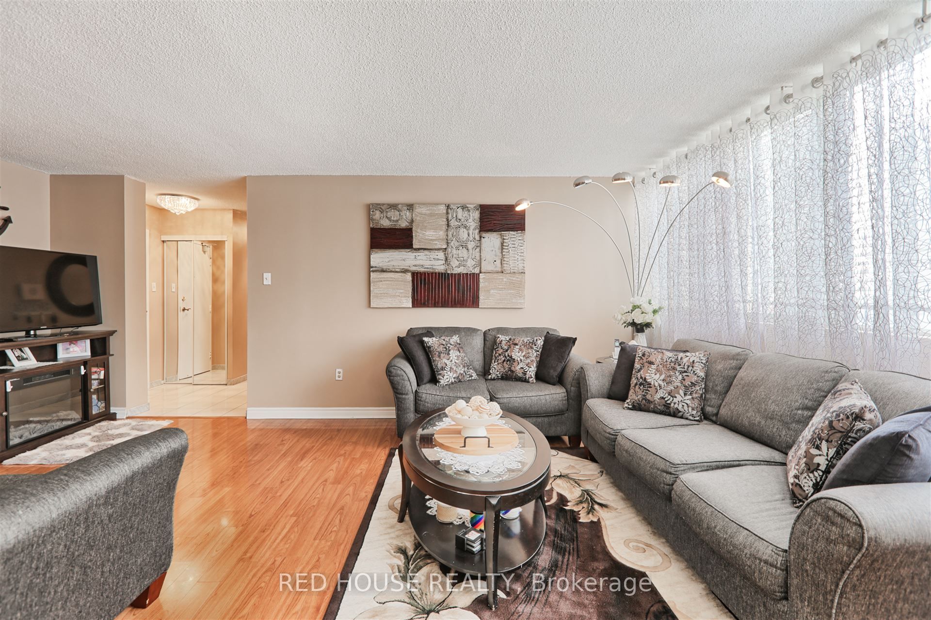 3590 Kaneff Crescent 705 Property Photo 9