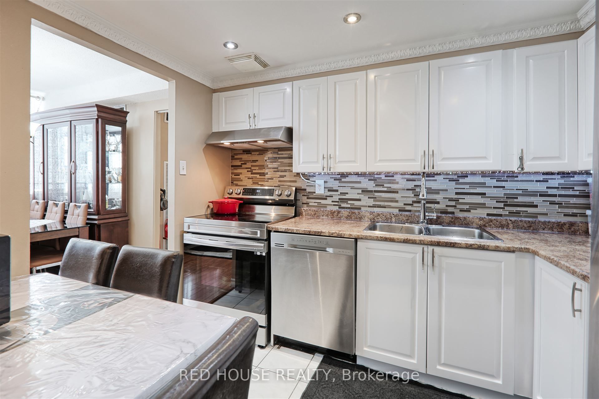3590 Kaneff Crescent 705 Property Photo 15