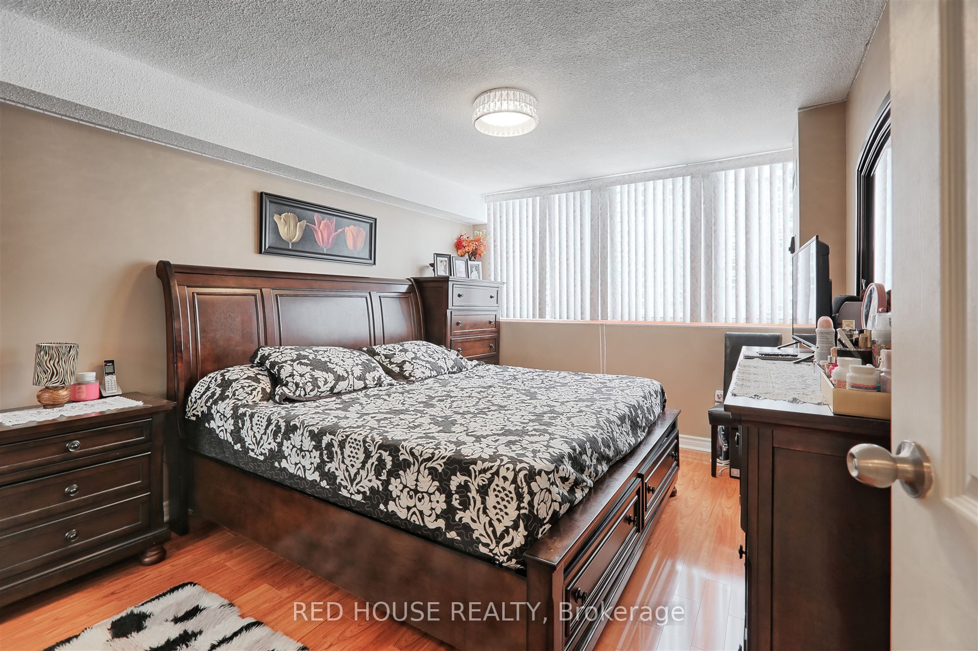 3590 Kaneff Crescent 705 Property Photo 17
