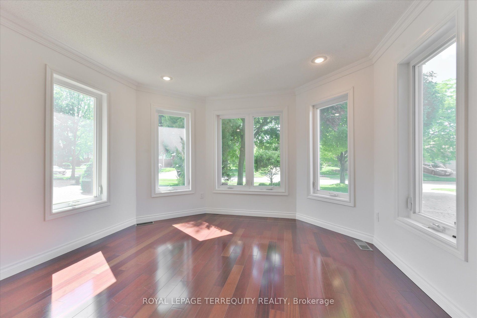 2216 Dunvegan Avenue Property Photo 6
