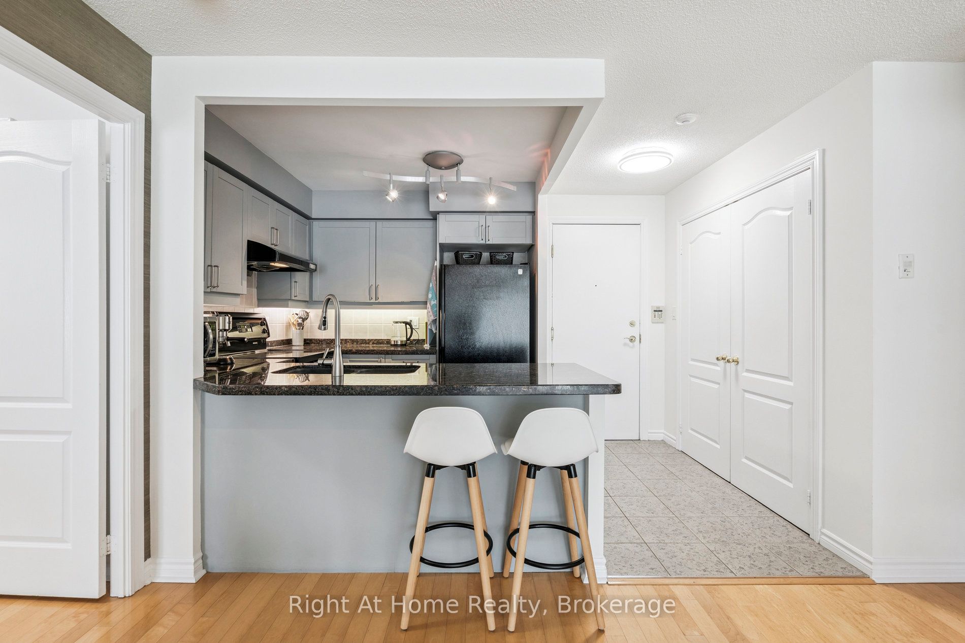 2111 Lake Shore Boulevard W 605 Property Photo 6