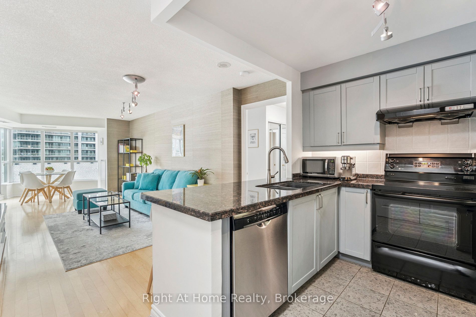2111 Lake Shore Boulevard W 605 Property Photo 7