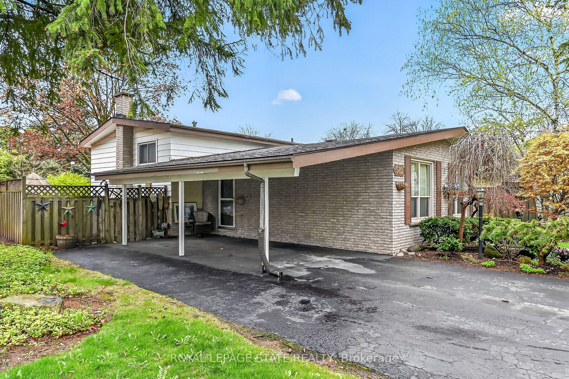 582 Woodview Road Property Photo 4