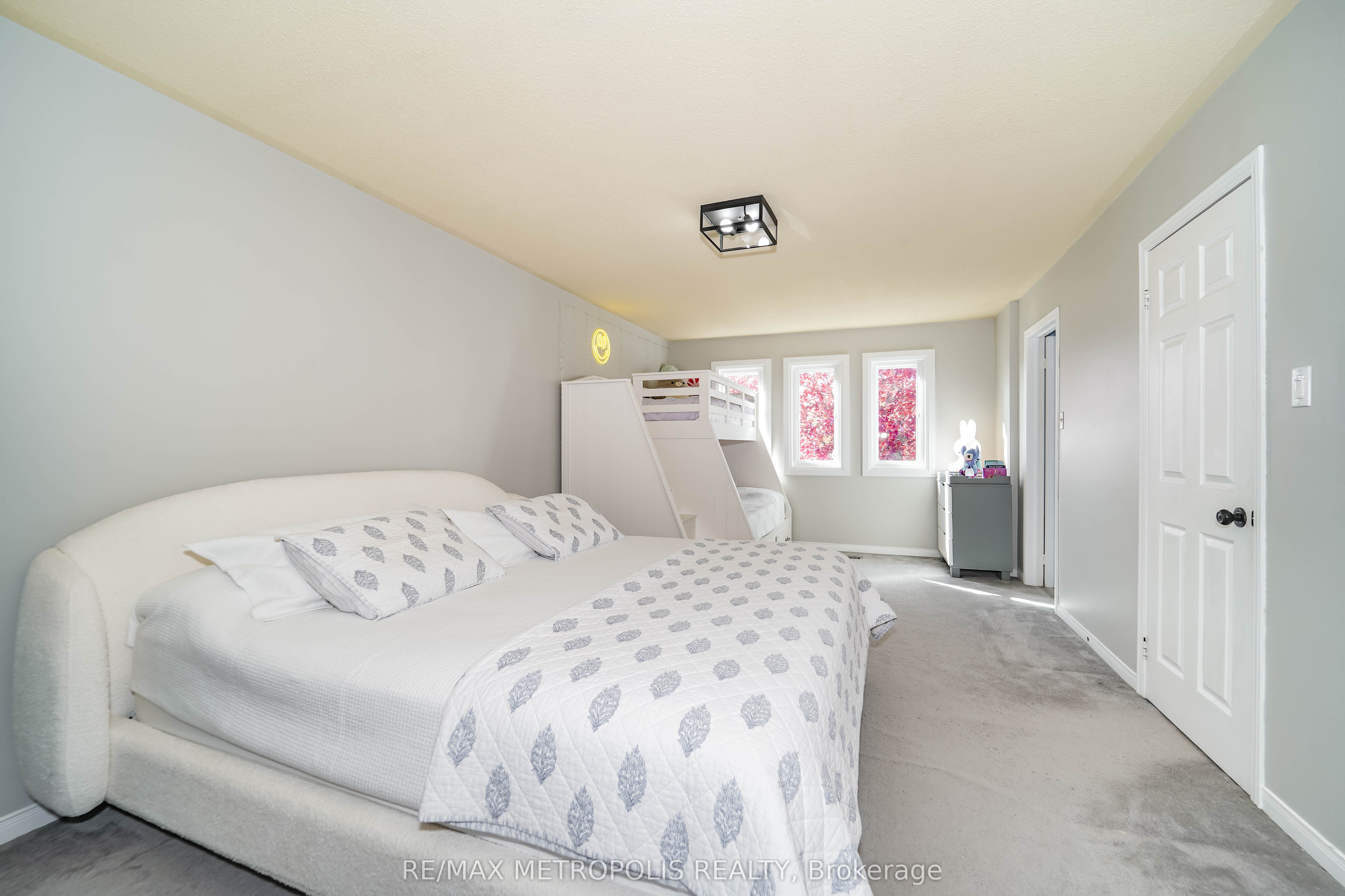 4392 Grassland Crescent Property Photo 25