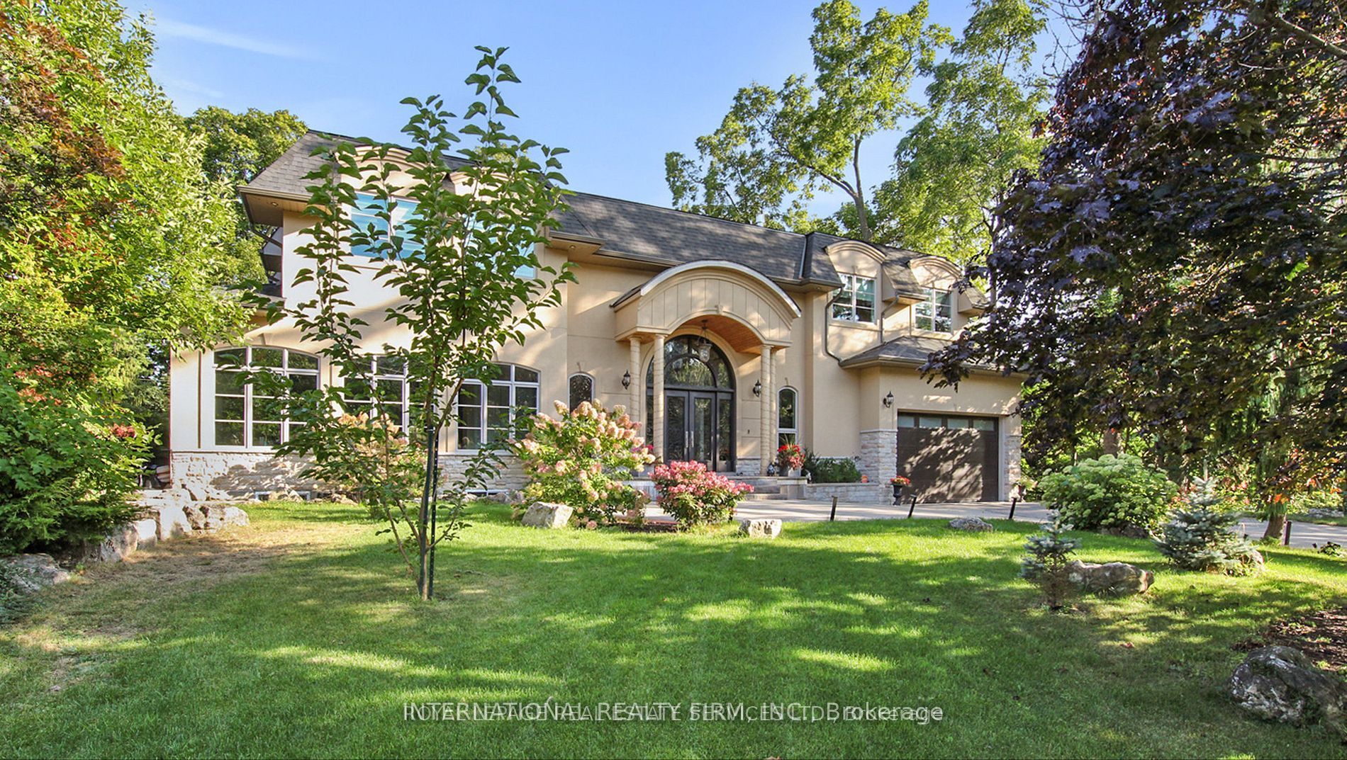 1286 Cambridge Drive Property Photo 1