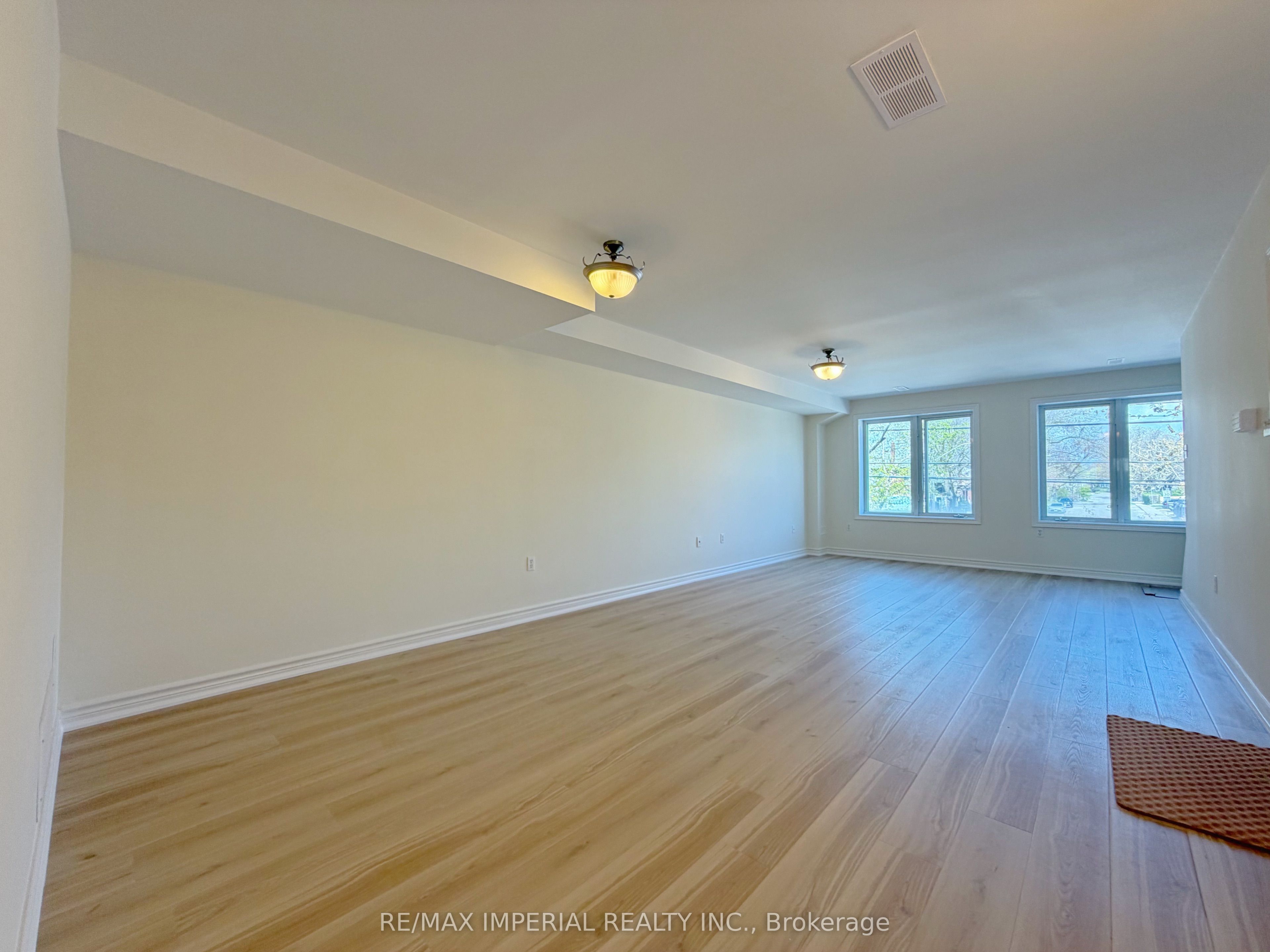 623 - 623a The Queensway Property Photo 4