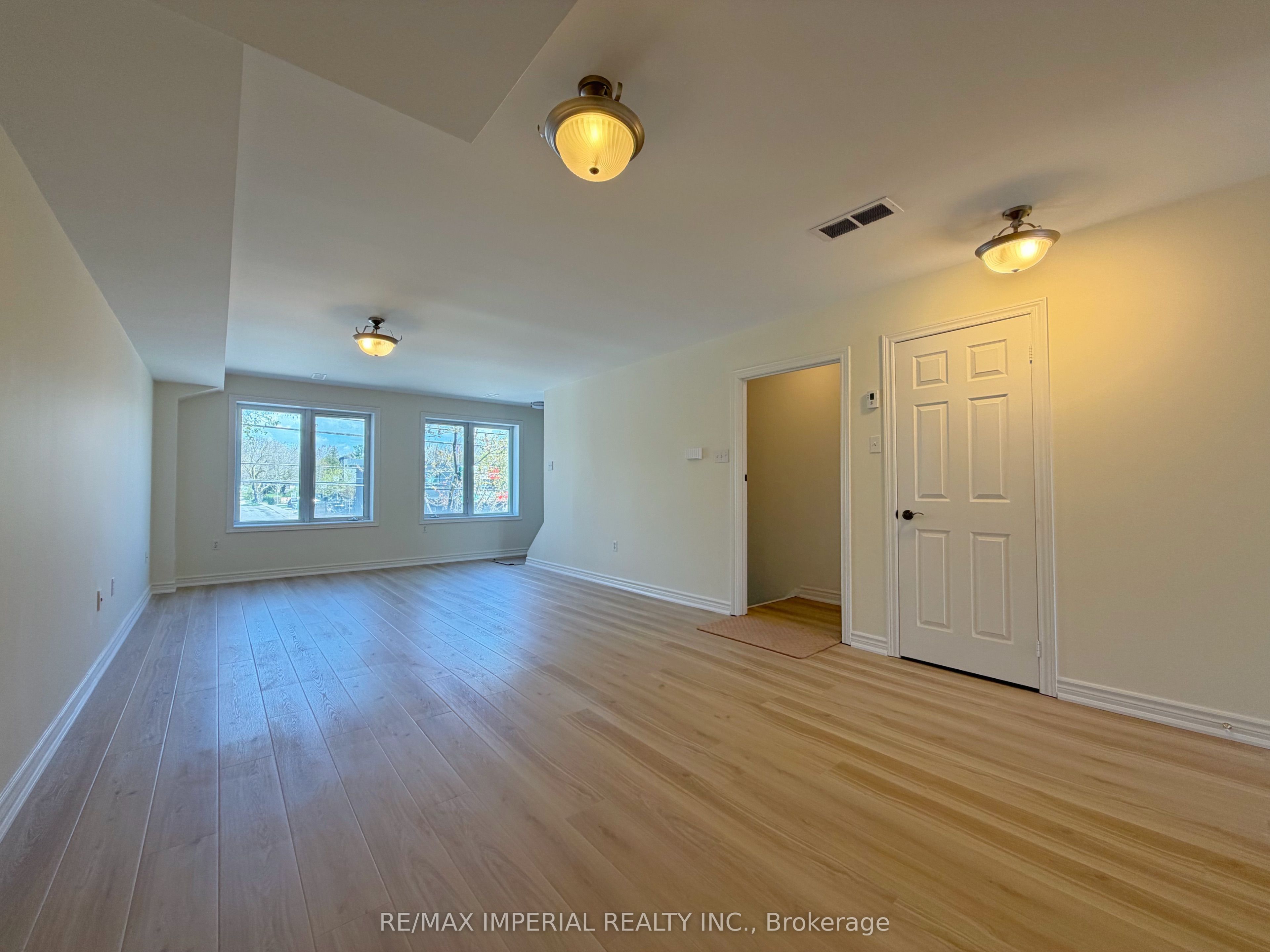 623 - 623a The Queensway Property Photo 5