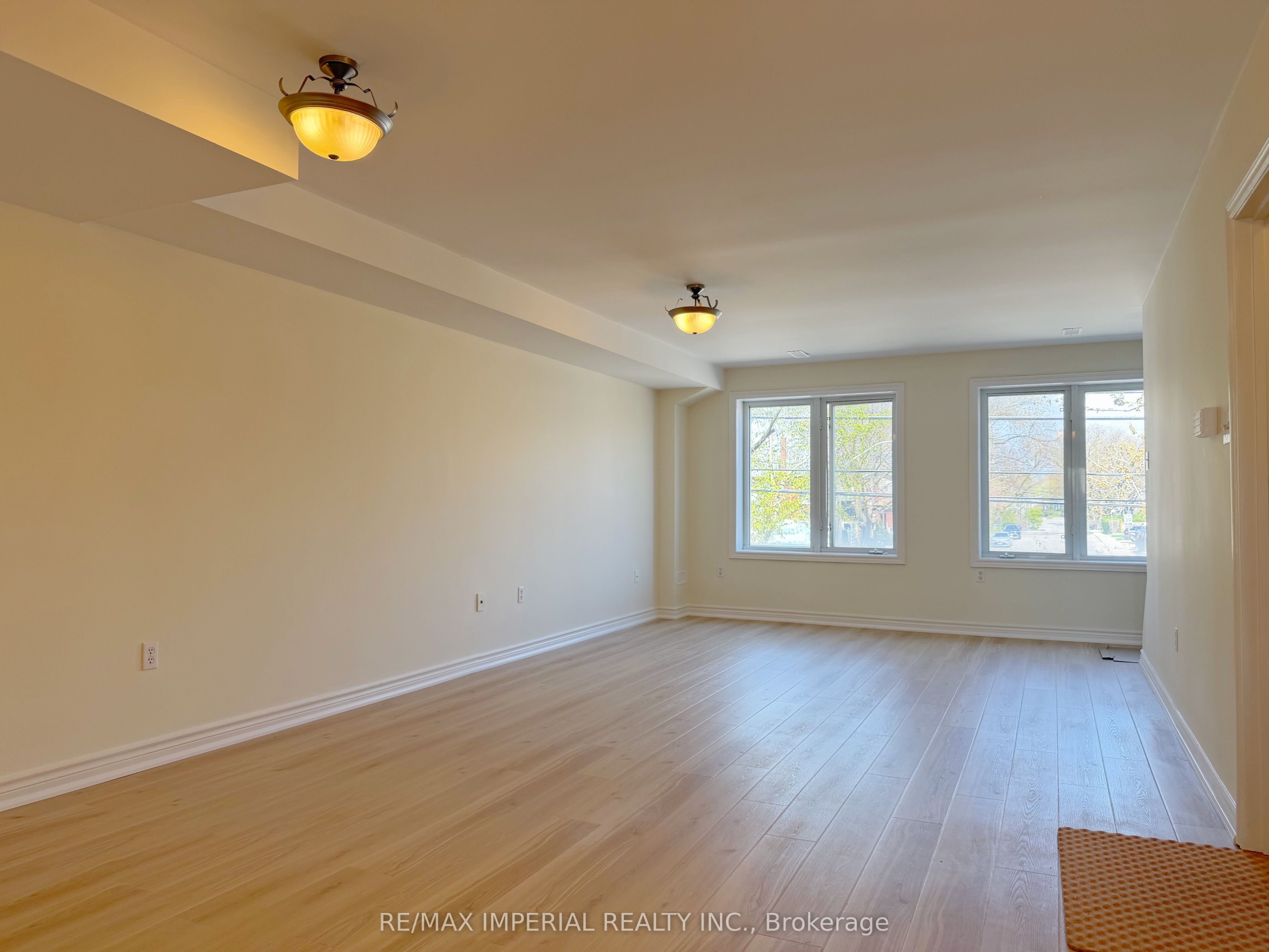 623 - 623a The Queensway Property Photo 6