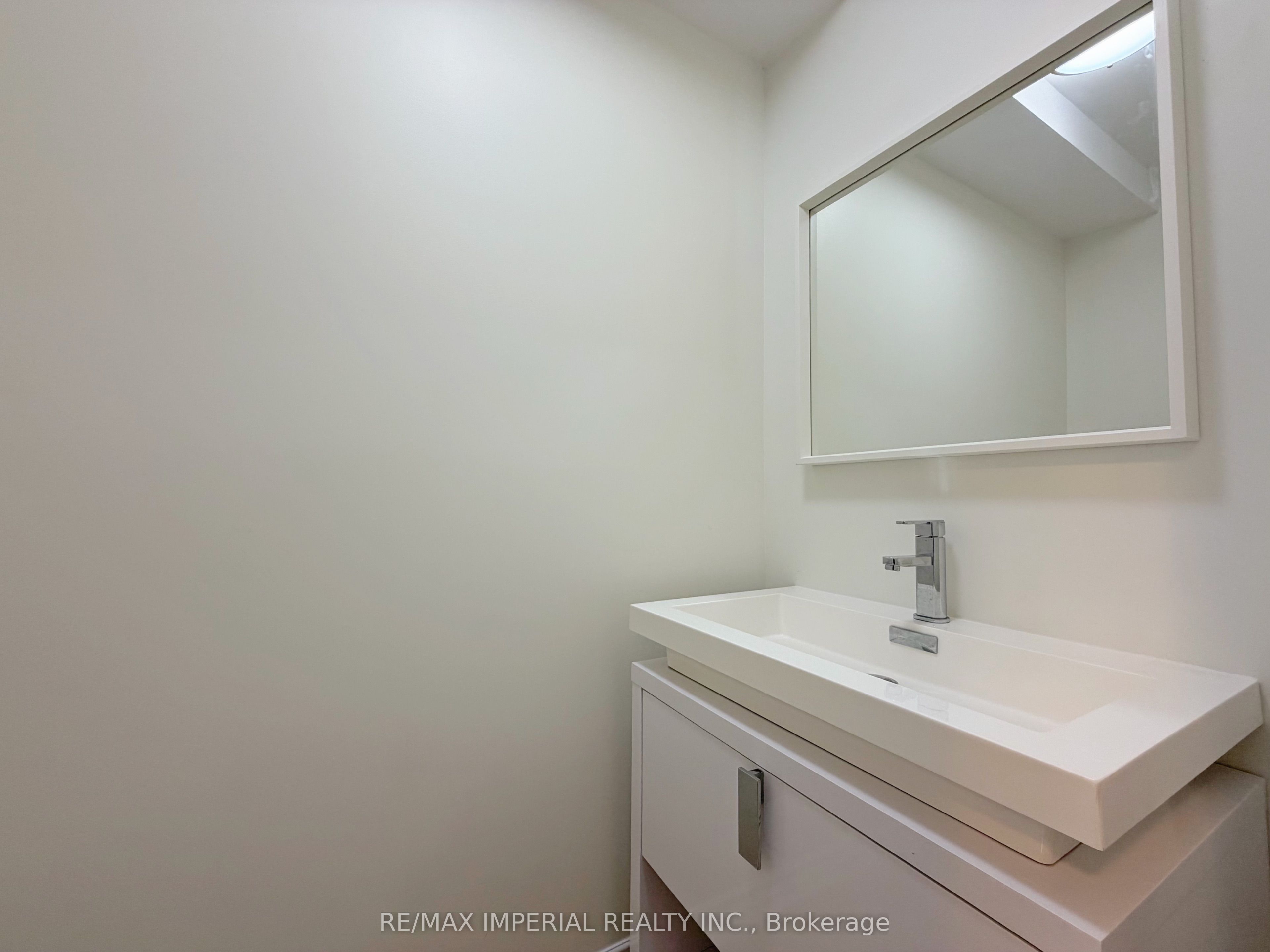 623 - 623a The Queensway Property Photo 14