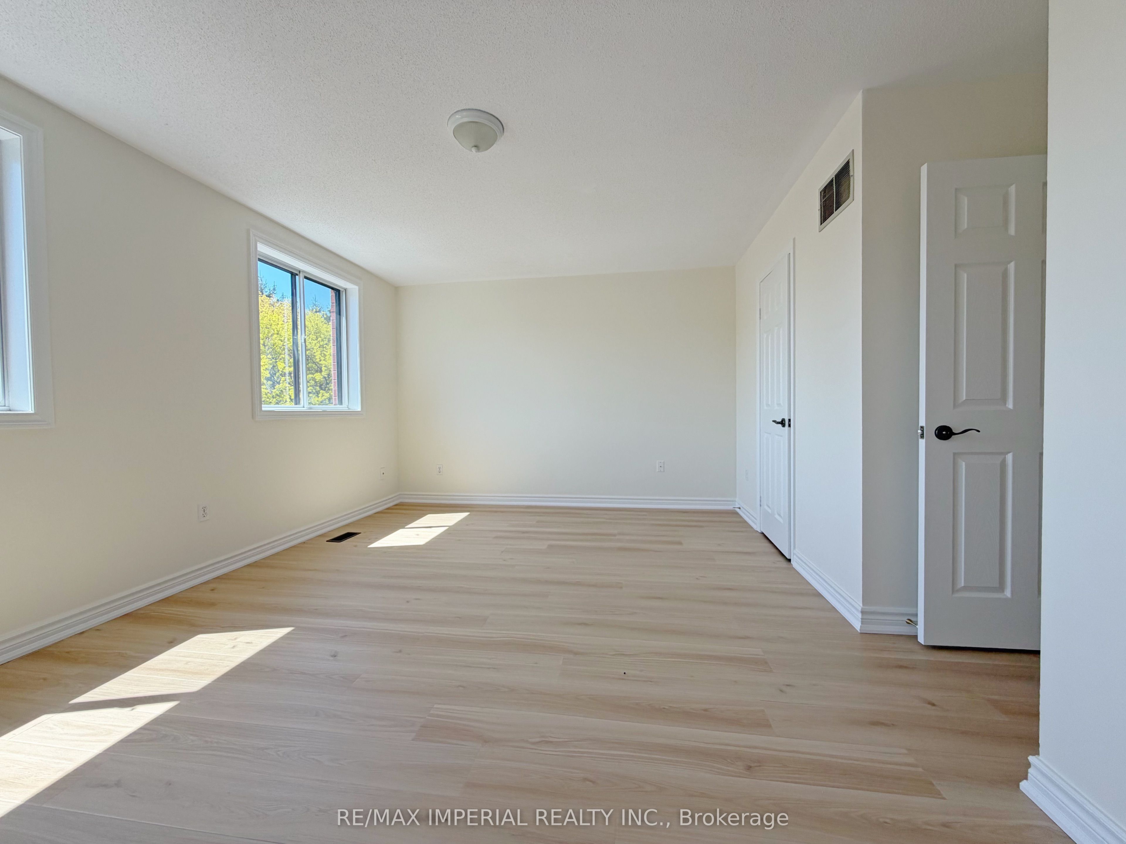 623 - 623a The Queensway Property Photo 17