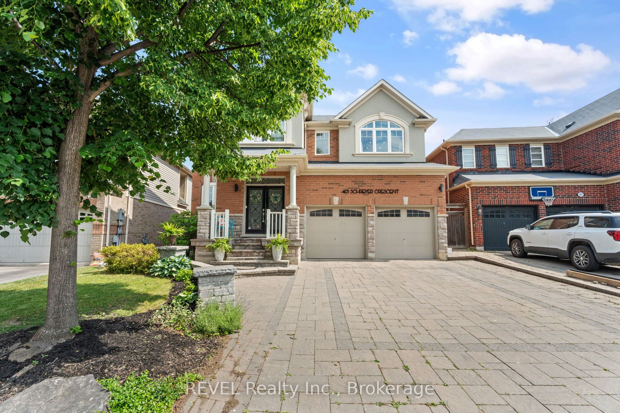 401 Schreyer Crescent Property Photo 2