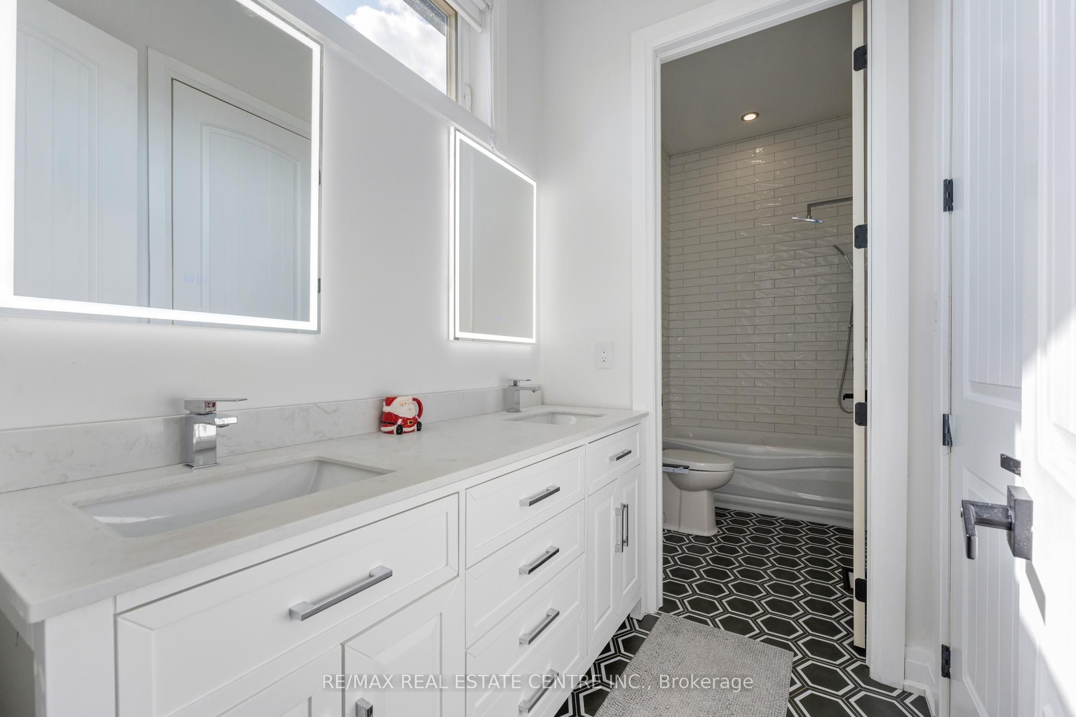 252 Paisley Boulevard W Property Photo 31