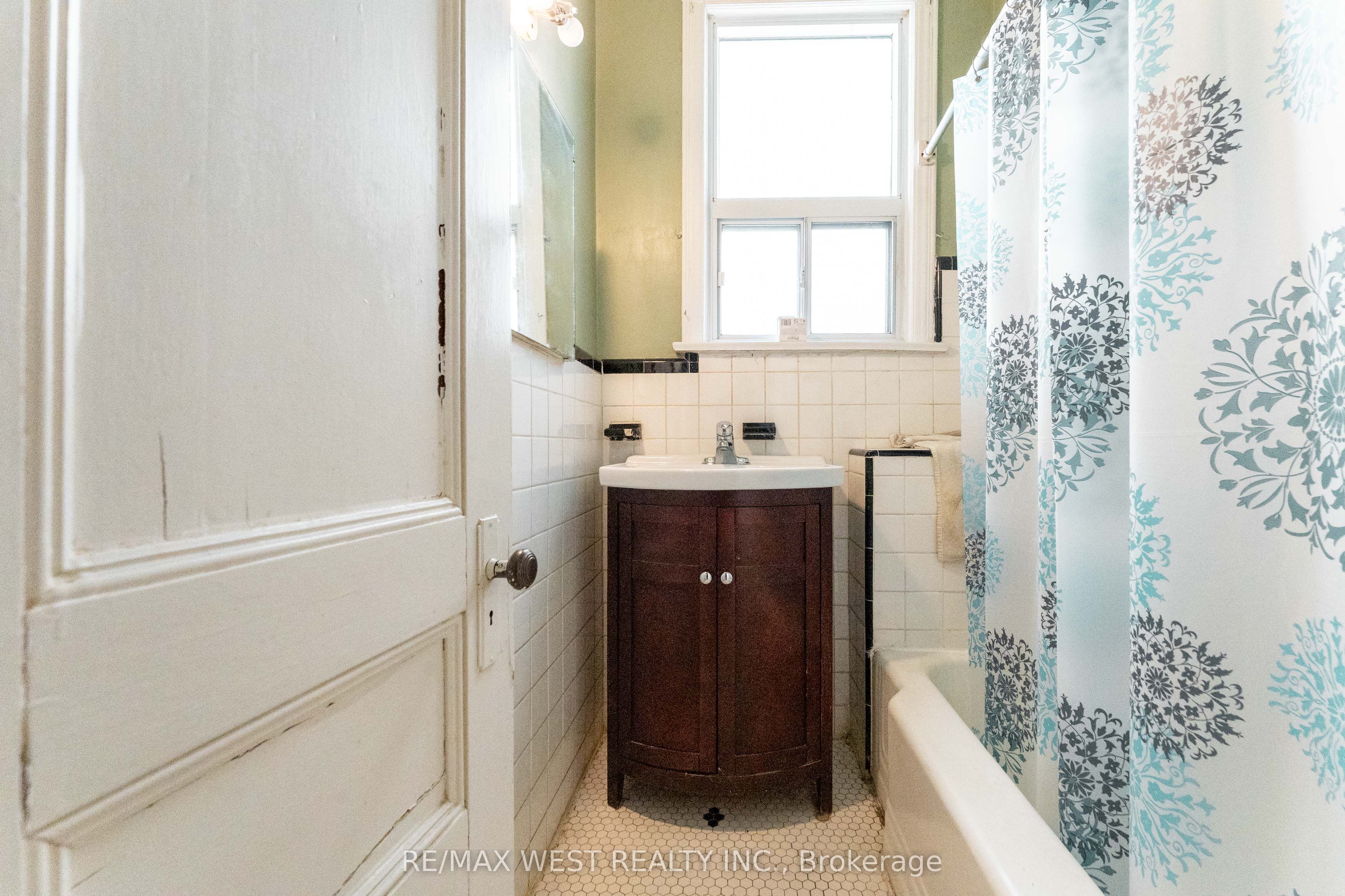 1311 King Street W Property Photo 25