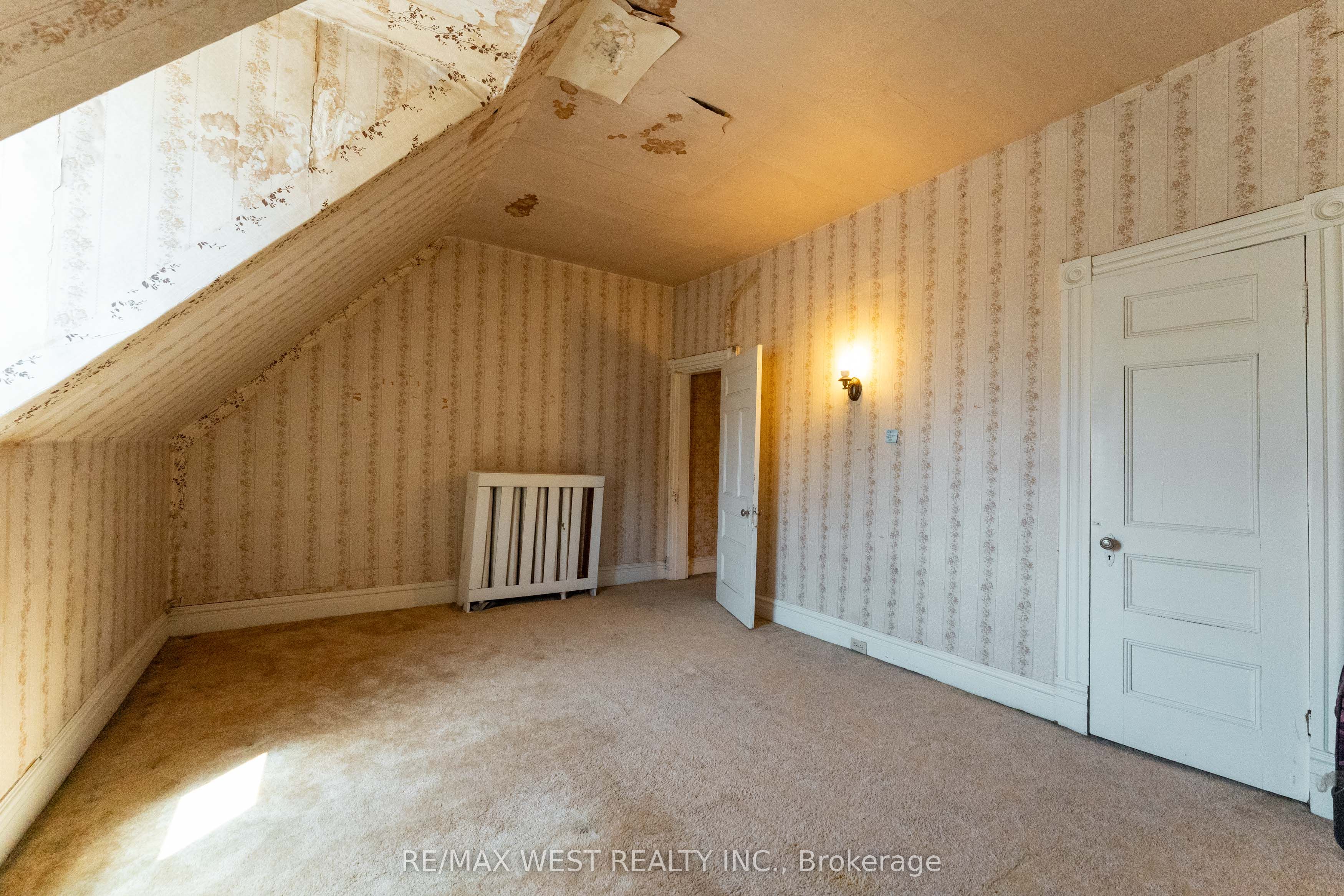 1311 King Street W Property Photo 39