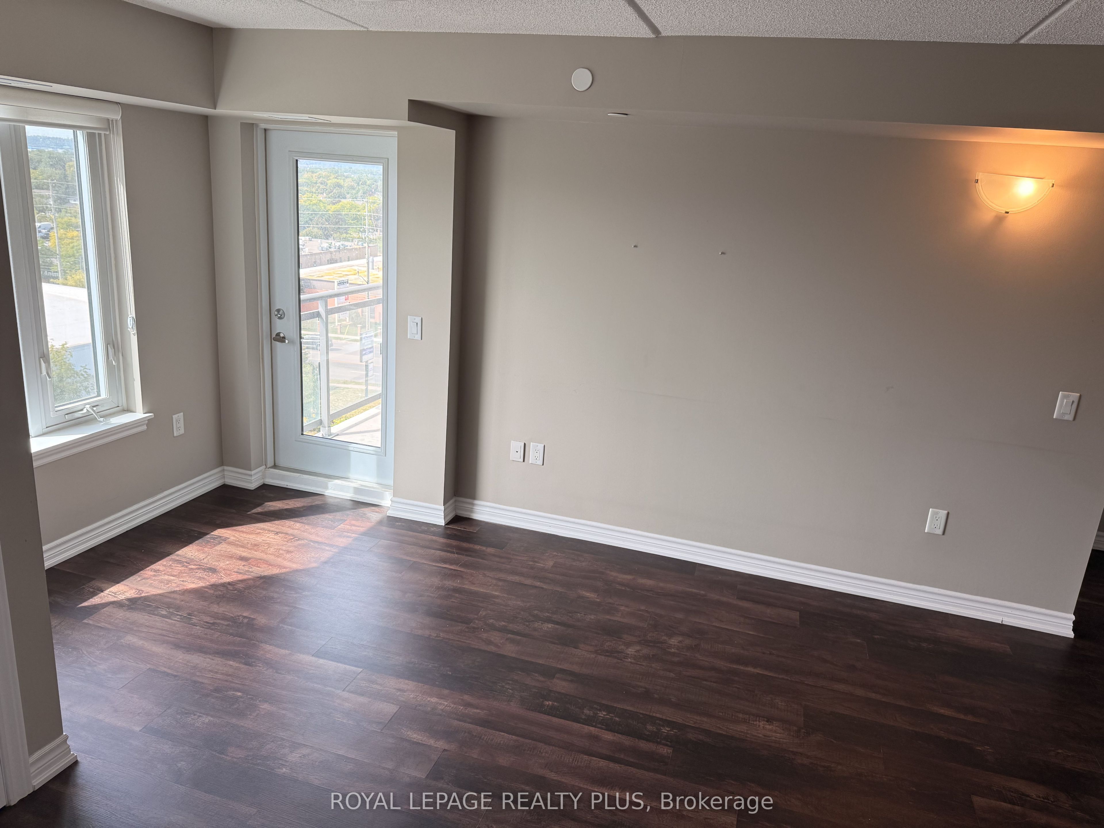 716 Main Street E 708 Property Photo 11