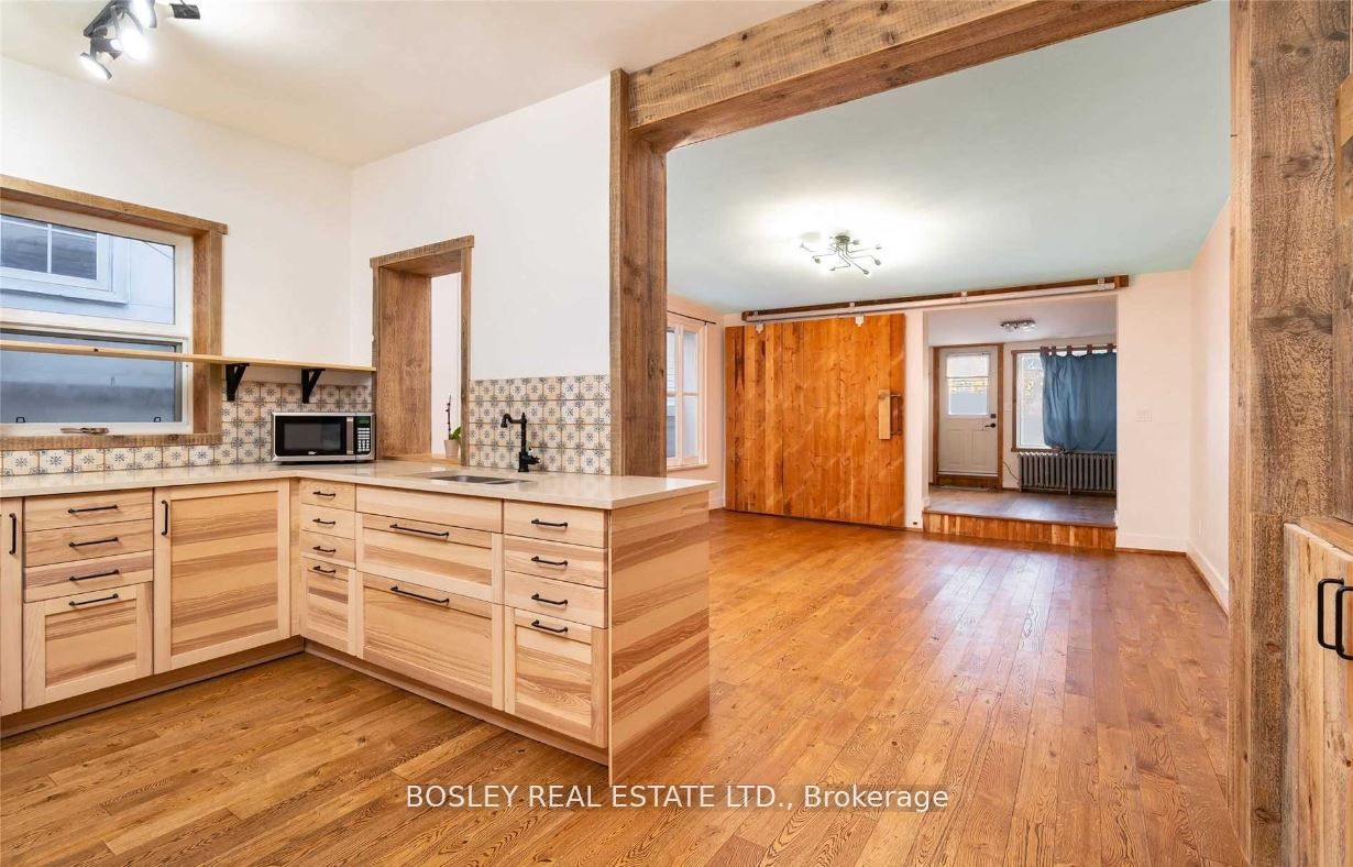 2994 Dundas Street W Upper Property Photo 1