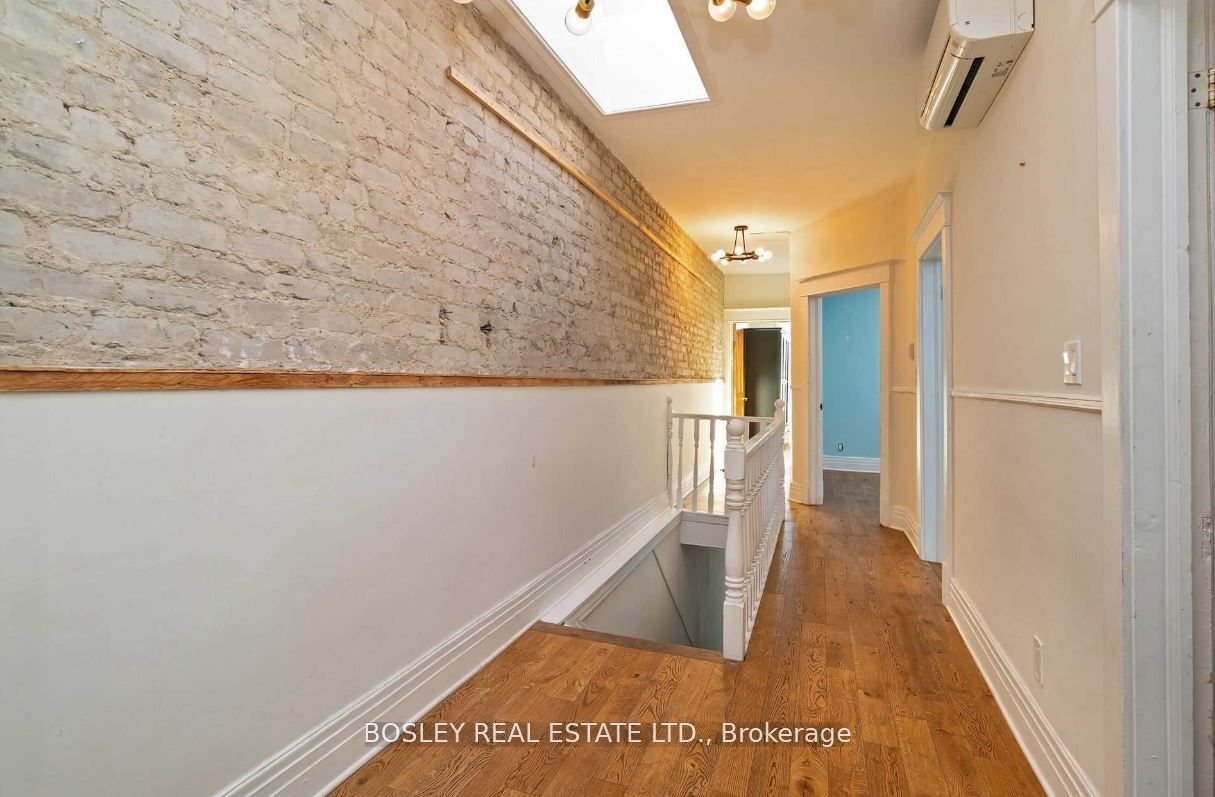 2994 Dundas Street W Upper Property Photo 11
