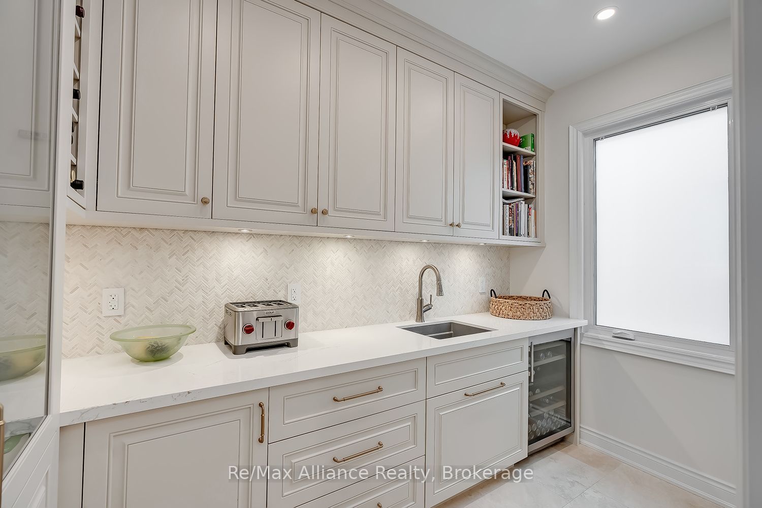203 Burloak Drive Property Photo 14