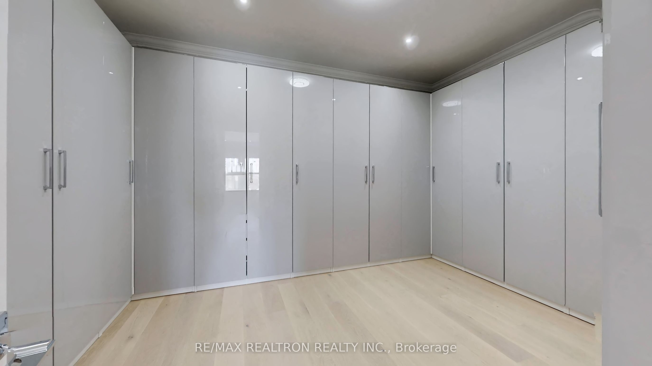 9 Roxaline Street Property Photo 23