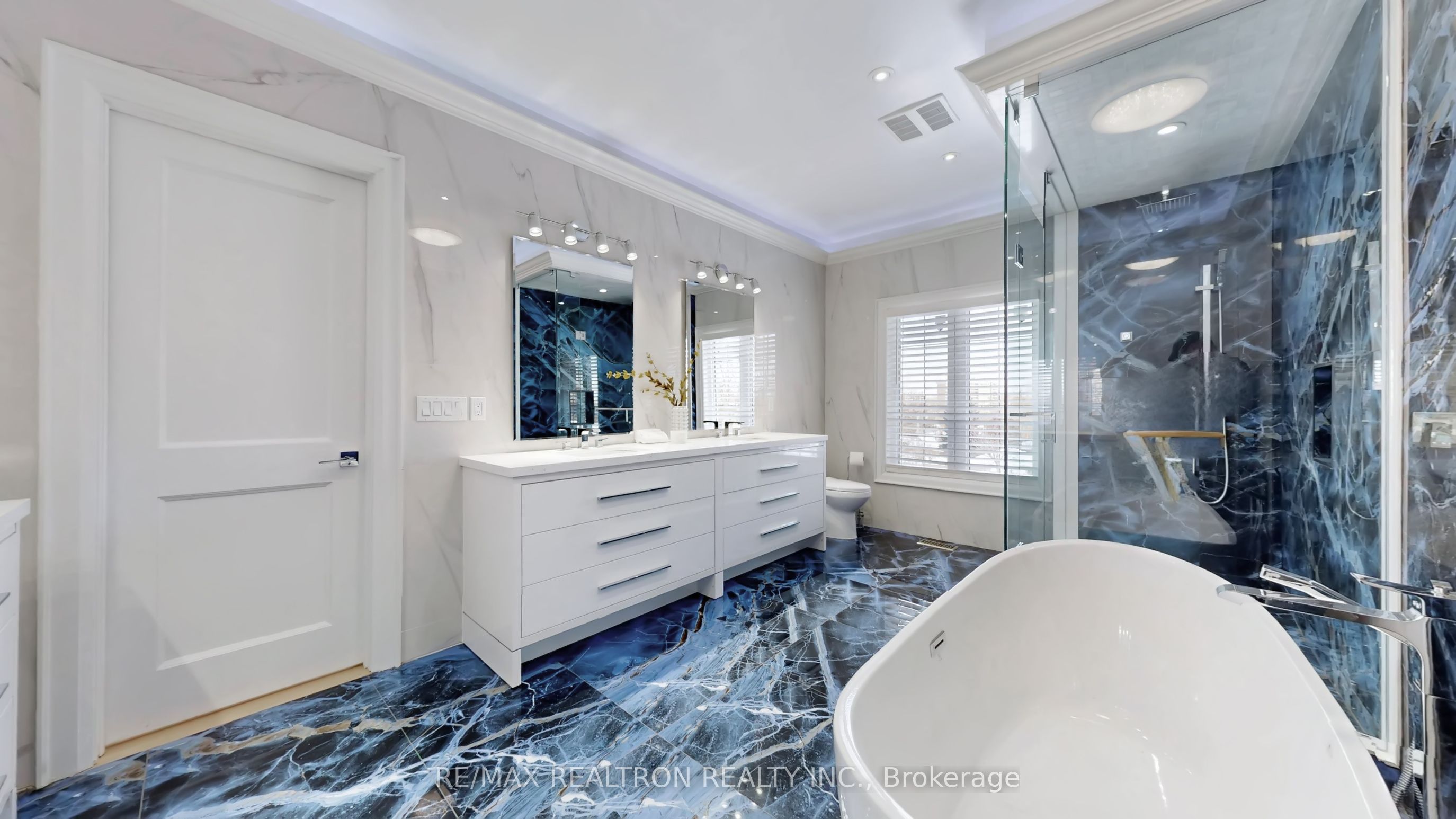 9 Roxaline Street Property Photo 25