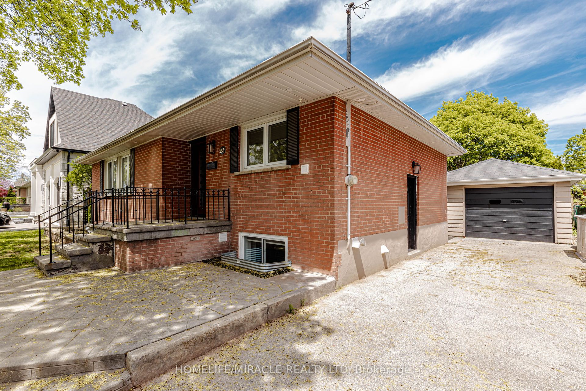 563 Taplow Crescent Property Photo 2