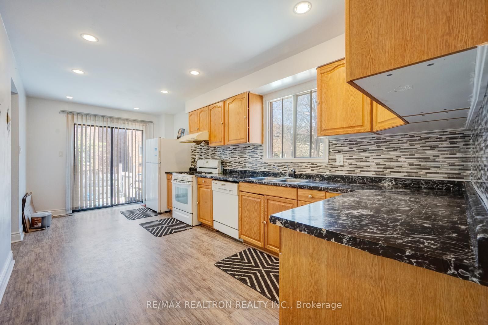 6 Albemarle Court Property Photo 9