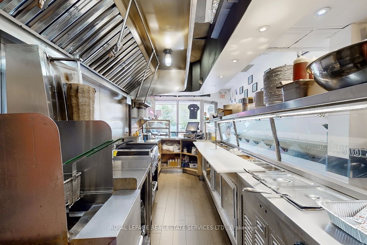 2184 Bloor Street W Property Photo 9