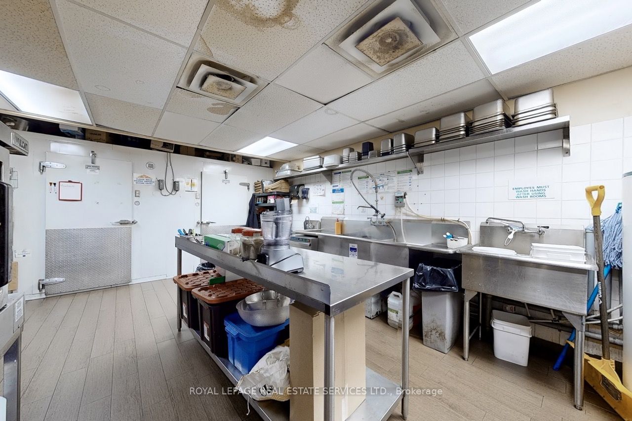 2184 Bloor Street W Property Photo 17