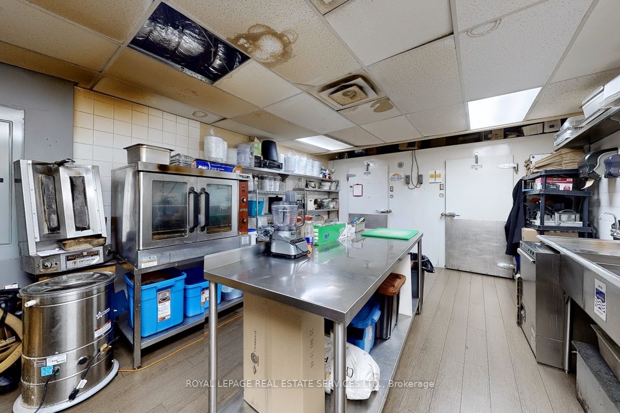 2184 Bloor Street W Property Photo 19