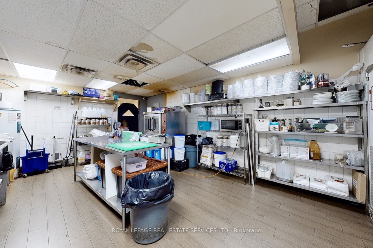2184 Bloor Street W Property Photo 20
