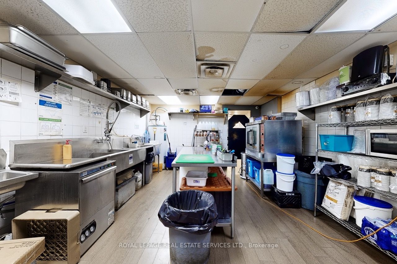 2184 Bloor Street W Property Photo 21